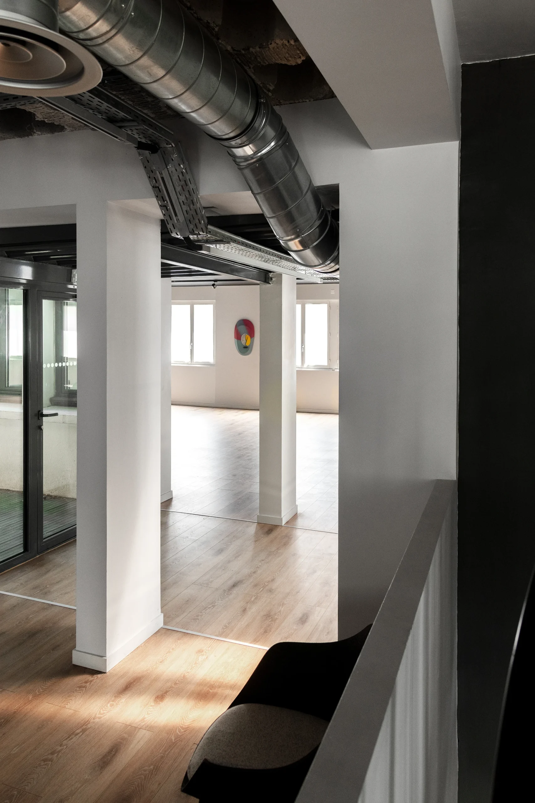 Restructuration d’un immeuble de bureaux classé au « Patrimoine de XXeme siècle » en galerie d’Art et Résidence d’Artiste.

Par un nouveau dessin des espaces de jonction et des circulations verticales, le projet s’est concentré sur la mise en valeur, la conservation et la mise à nu des éléments architecturaux remarquables (planchers béton préfabriqués alvéolaires, escaliers, sols…) et des volumes extérieurs restitués dans leur intégralité d’origine.