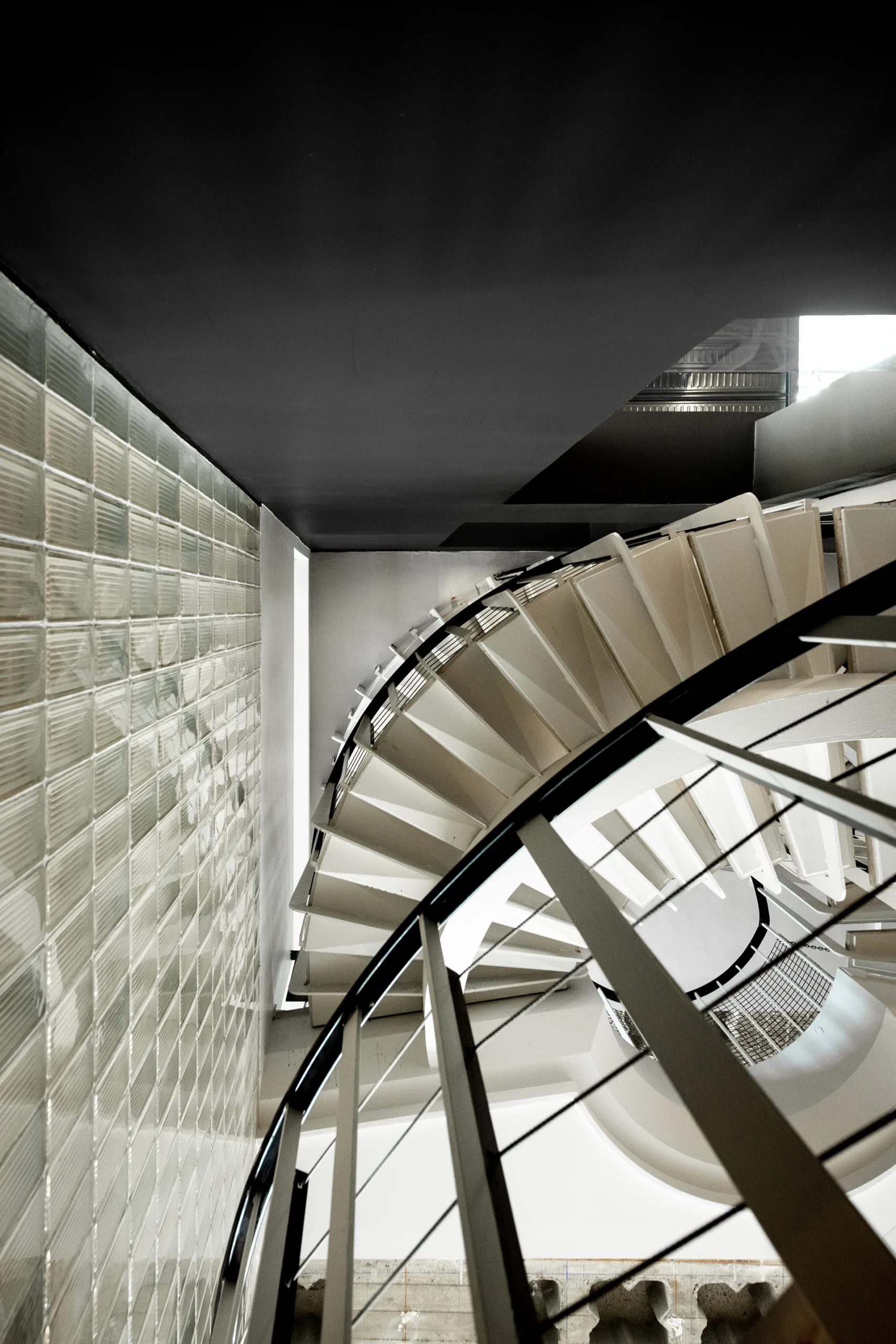 Restructuration d’un immeuble de bureaux classé au « Patrimoine de XXeme siècle » en galerie d’Art et Résidence d’Artiste.

Par un nouveau dessin des espaces de jonction et des circulations verticales, le projet s’est concentré sur la mise en valeur, la conservation et la mise à nu des éléments architecturaux remarquables (planchers béton préfabriqués alvéolaires, escaliers, sols…) et des volumes extérieurs restitués dans leur intégralité d’origine.