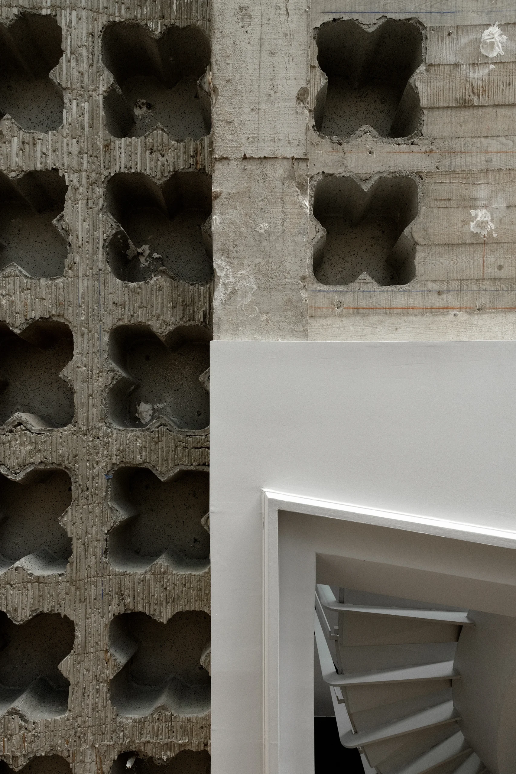 Restructuration d’un immeuble de bureaux classé au « Patrimoine de XXeme siècle » en galerie d’Art et Résidence d’Artiste.

Par un nouveau dessin des espaces de jonction et des circulations verticales, le projet s’est concentré sur la mise en valeur, la conservation et la mise à nu des éléments architecturaux remarquables (planchers béton préfabriqués alvéolaires, escaliers, sols…) et des volumes extérieurs restitués dans leur intégralité d’origine.