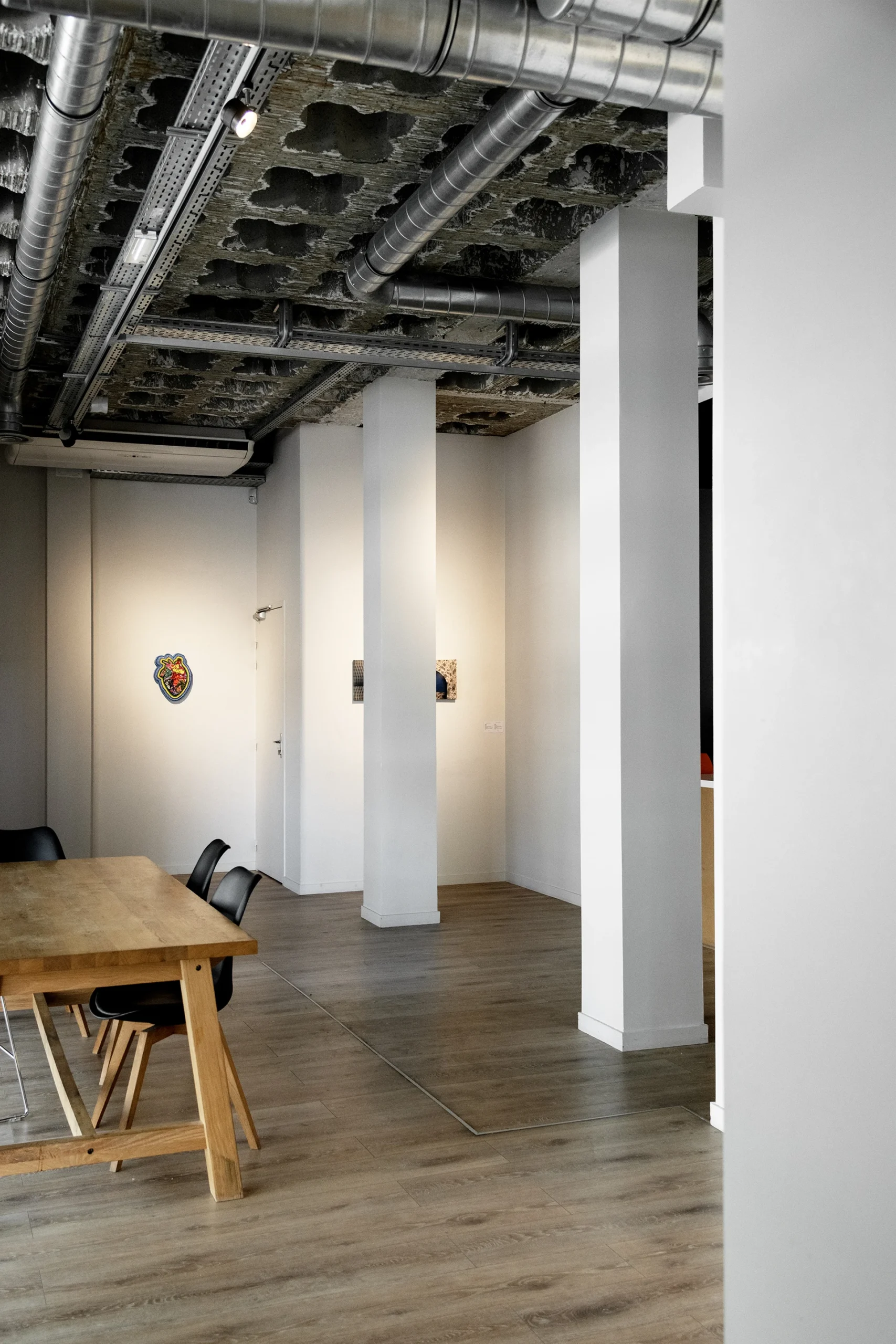 Restructuration d’un immeuble de bureaux classé au « Patrimoine de XXeme siècle » en galerie d’Art et Résidence d’Artiste.

Par un nouveau dessin des espaces de jonction et des circulations verticales, le projet s’est concentré sur la mise en valeur, la conservation et la mise à nu des éléments architecturaux remarquables (planchers béton préfabriqués alvéolaires, escaliers, sols…) et des volumes extérieurs restitués dans leur intégralité d’origine.