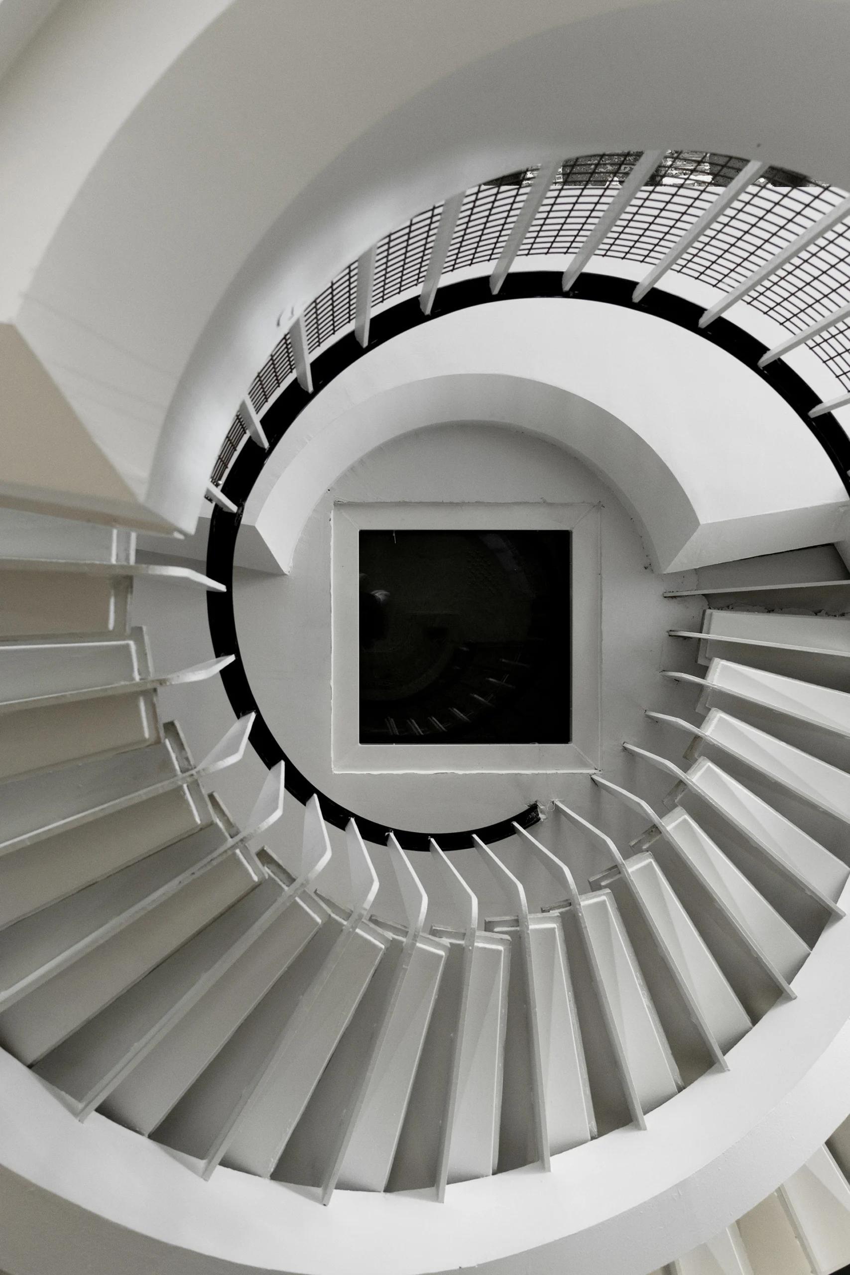 Restructuration d’un immeuble de bureaux classé au « Patrimoine de XXeme siècle » en galerie d’Art et Résidence d’Artiste.

Par un nouveau dessin des espaces de jonction et des circulations verticales, le projet s’est concentré sur la mise en valeur, la conservation et la mise à nu des éléments architecturaux remarquables (planchers béton préfabriqués alvéolaires, escaliers, sols…) et des volumes extérieurs restitués dans leur intégralité d’origine.