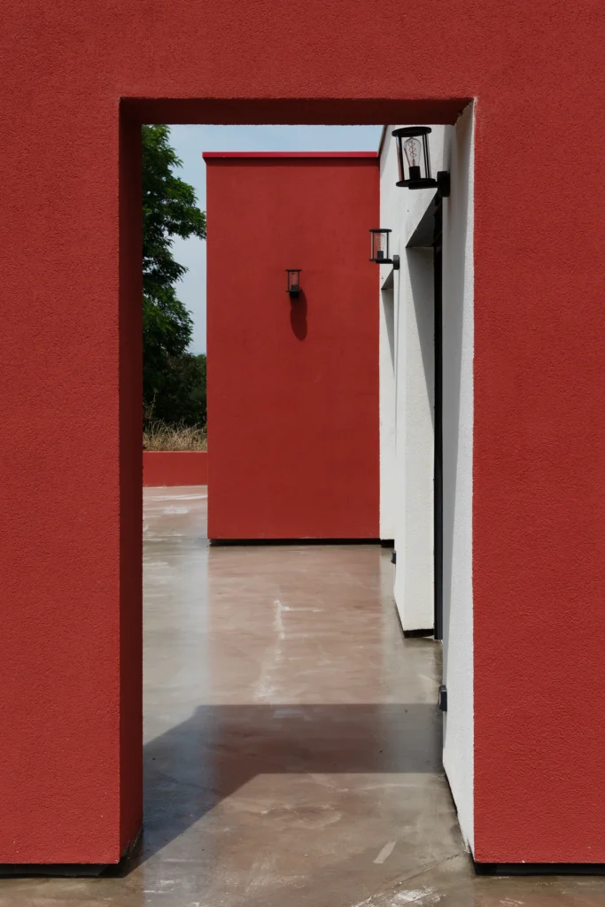La réhabilitation complète de ce pavillon des années 1960, situé dans un site remarquable de la Drôme, redonne vie à la maison par une restructuration contemporaine et écoresponsable. Organisée autour d’une cuisine-patio ouverte sur la nature, elle allie fonctionnalité, couleurs vibrantes et qualité environnementale.