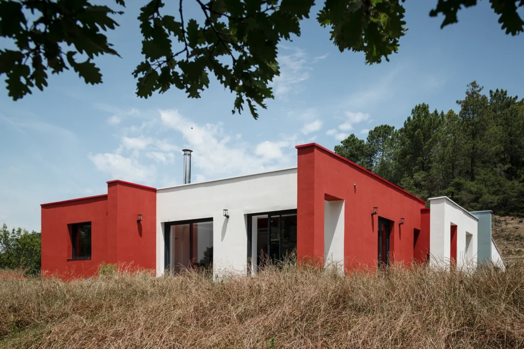 La réhabilitation complète de ce pavillon des années 1960, situé dans un site remarquable de la Drôme, redonne vie à la maison par une restructuration contemporaine et écoresponsable. Organisée autour d’une cuisine-patio ouverte sur la nature, elle allie fonctionnalité, couleurs vibrantes et qualité environnementale.