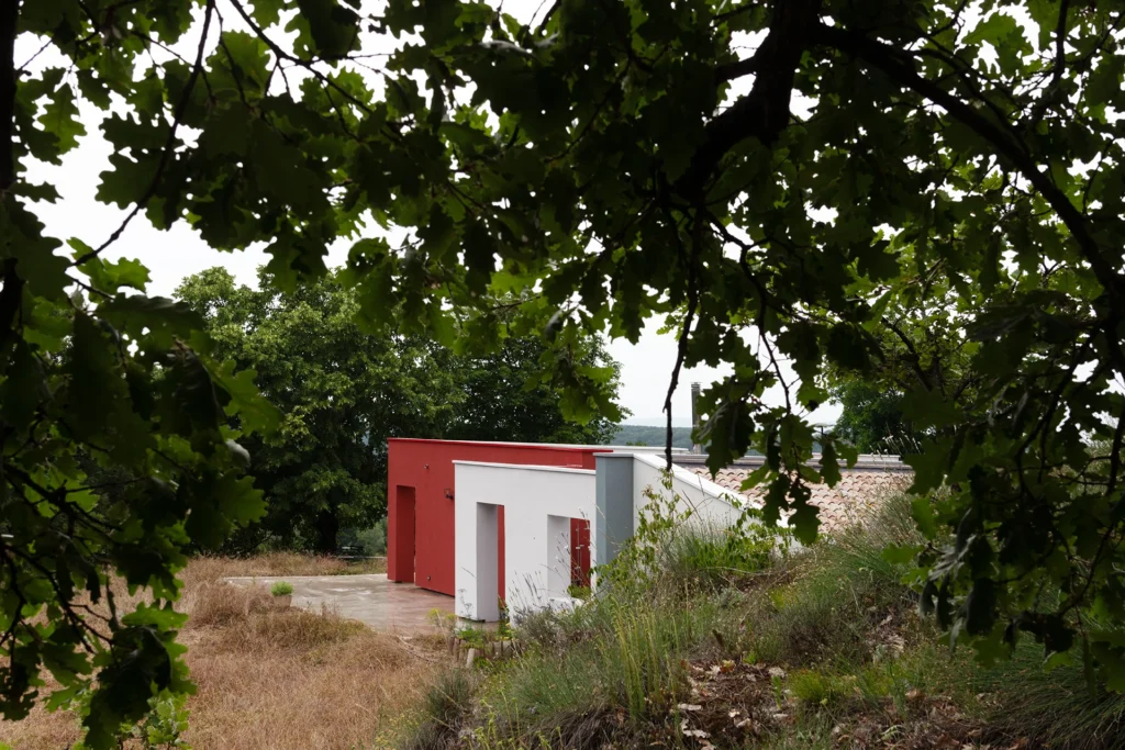 La réhabilitation complète de ce pavillon des années 1960, situé dans un site remarquable de la Drôme, redonne vie à la maison par une restructuration contemporaine et écoresponsable. Organisée autour d’une cuisine-patio ouverte sur la nature, elle allie fonctionnalité, couleurs vibrantes et qualité environnementale.