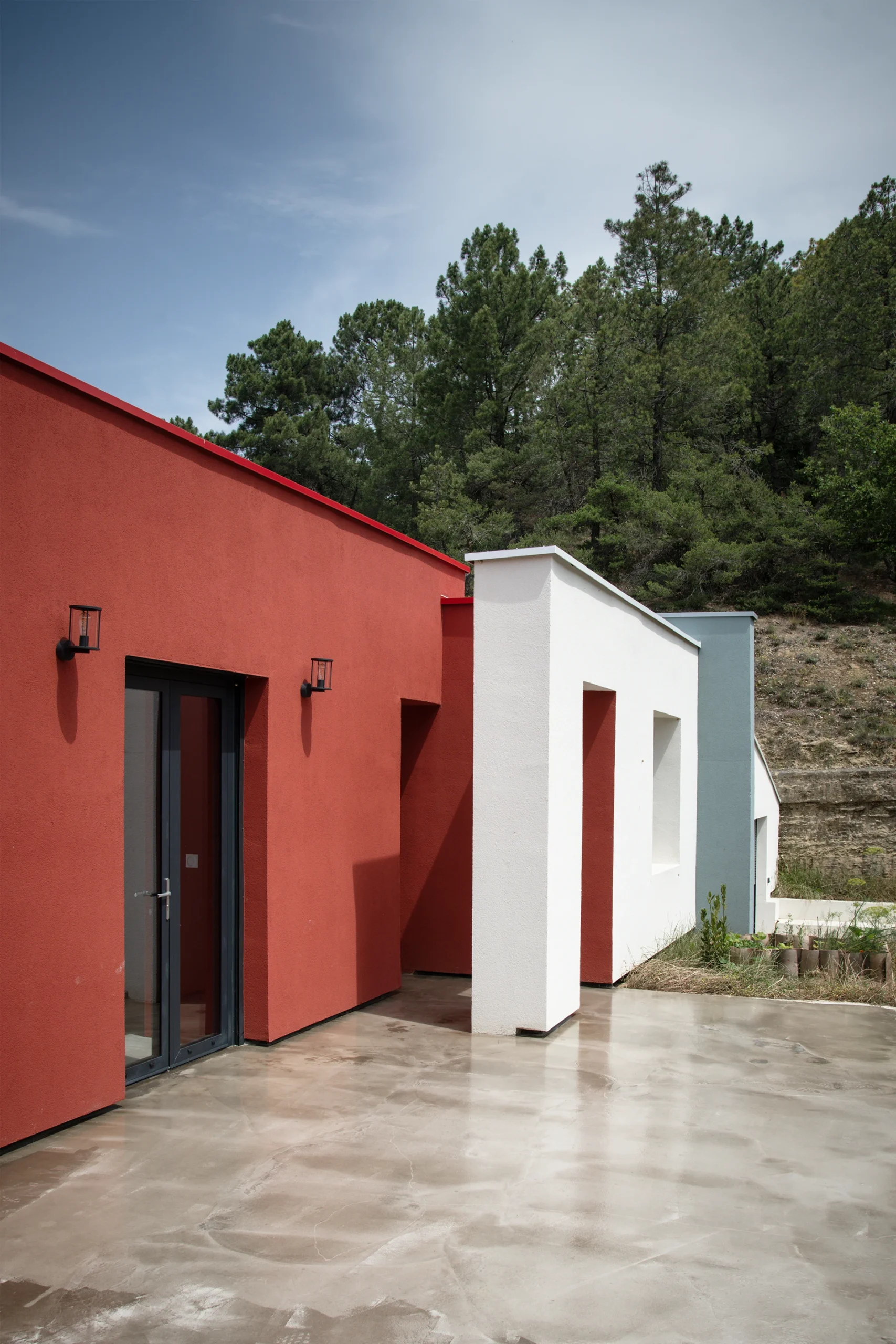 La réhabilitation complète de ce pavillon des années 1960, situé dans un site remarquable de la Drôme, redonne vie à la maison par une restructuration contemporaine et écoresponsable. Organisée autour d’une cuisine-patio ouverte sur la nature, elle allie fonctionnalité, couleurs vibrantes et qualité environnementale.