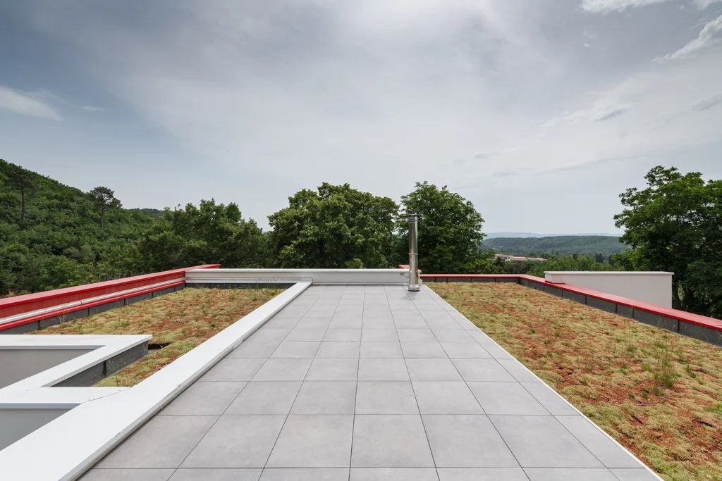 La réhabilitation complète de ce pavillon des années 1960, situé dans un site remarquable de la Drôme, redonne vie à la maison par une restructuration contemporaine et écoresponsable. Organisée autour d’une cuisine-patio ouverte sur la nature, elle allie fonctionnalité, couleurs vibrantes et qualité environnementale.