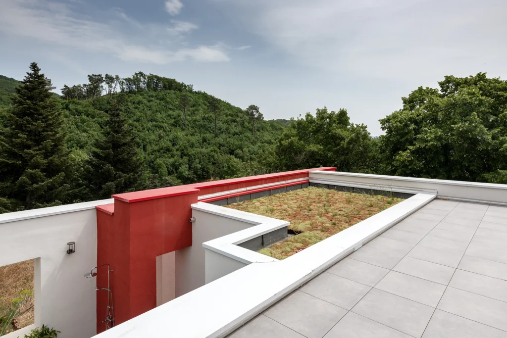 La réhabilitation complète de ce pavillon des années 1960, situé dans un site remarquable de la Drôme, redonne vie à la maison par une restructuration contemporaine et écoresponsable. Organisée autour d’une cuisine-patio ouverte sur la nature, elle allie fonctionnalité, couleurs vibrantes et qualité environnementale.