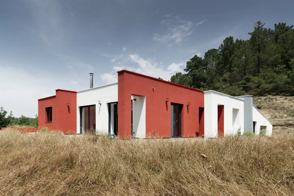 Villa MG, maison rénovée aux façades rouges et blanches dans la Drôme