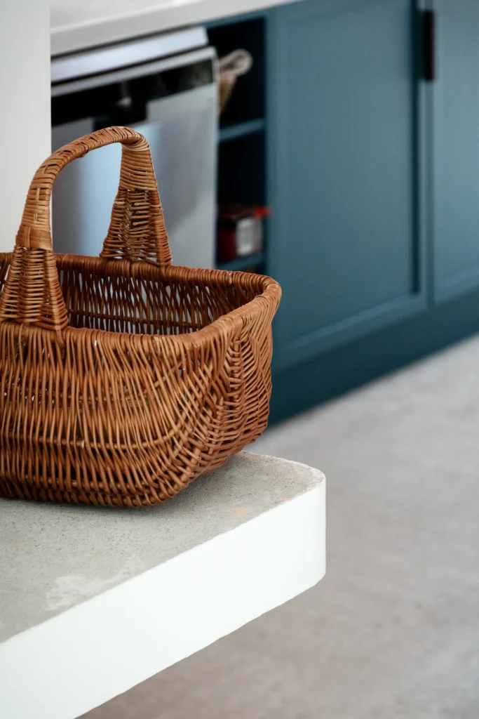 La réhabilitation complète de ce pavillon des années 1960, situé dans un site remarquable de la Drôme, redonne vie à la maison par une restructuration contemporaine et écoresponsable. Organisée autour d’une cuisine-patio ouverte sur la nature, elle allie fonctionnalité, couleurs vibrantes et qualité environnementale.