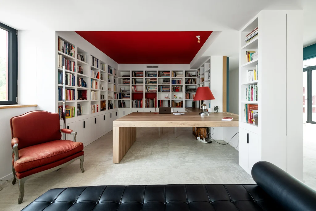 La réhabilitation complète de ce pavillon des années 1960, situé dans un site remarquable de la Drôme, redonne vie à la maison par une restructuration contemporaine et écoresponsable. Organisée autour d’une cuisine-patio ouverte sur la nature, elle allie fonctionnalité, couleurs vibrantes et qualité environnementale.