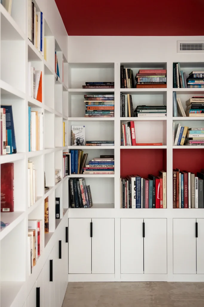 La réhabilitation complète de ce pavillon des années 1960, situé dans un site remarquable de la Drôme, redonne vie à la maison par une restructuration contemporaine et écoresponsable. Organisée autour d’une cuisine-patio ouverte sur la nature, elle allie fonctionnalité, couleurs vibrantes et qualité environnementale.