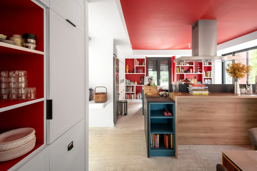 La réhabilitation complète de ce pavillon des années 1960, situé dans un site remarquable de la Drôme, redonne vie à la maison par une restructuration contemporaine et écoresponsable. Organisée autour d’une cuisine-patio ouverte sur la nature, elle allie fonctionnalité, couleurs vibrantes et qualité environnementale.