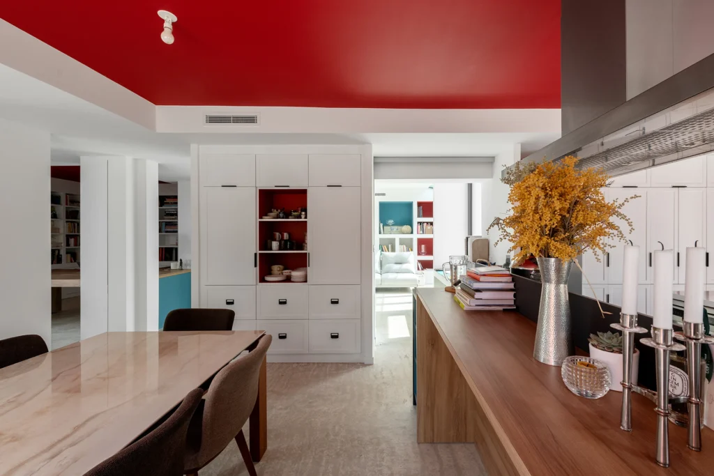 La réhabilitation complète de ce pavillon des années 1960, situé dans un site remarquable de la Drôme, redonne vie à la maison par une restructuration contemporaine et écoresponsable. Organisée autour d’une cuisine-patio ouverte sur la nature, elle allie fonctionnalité, couleurs vibrantes et qualité environnementale.