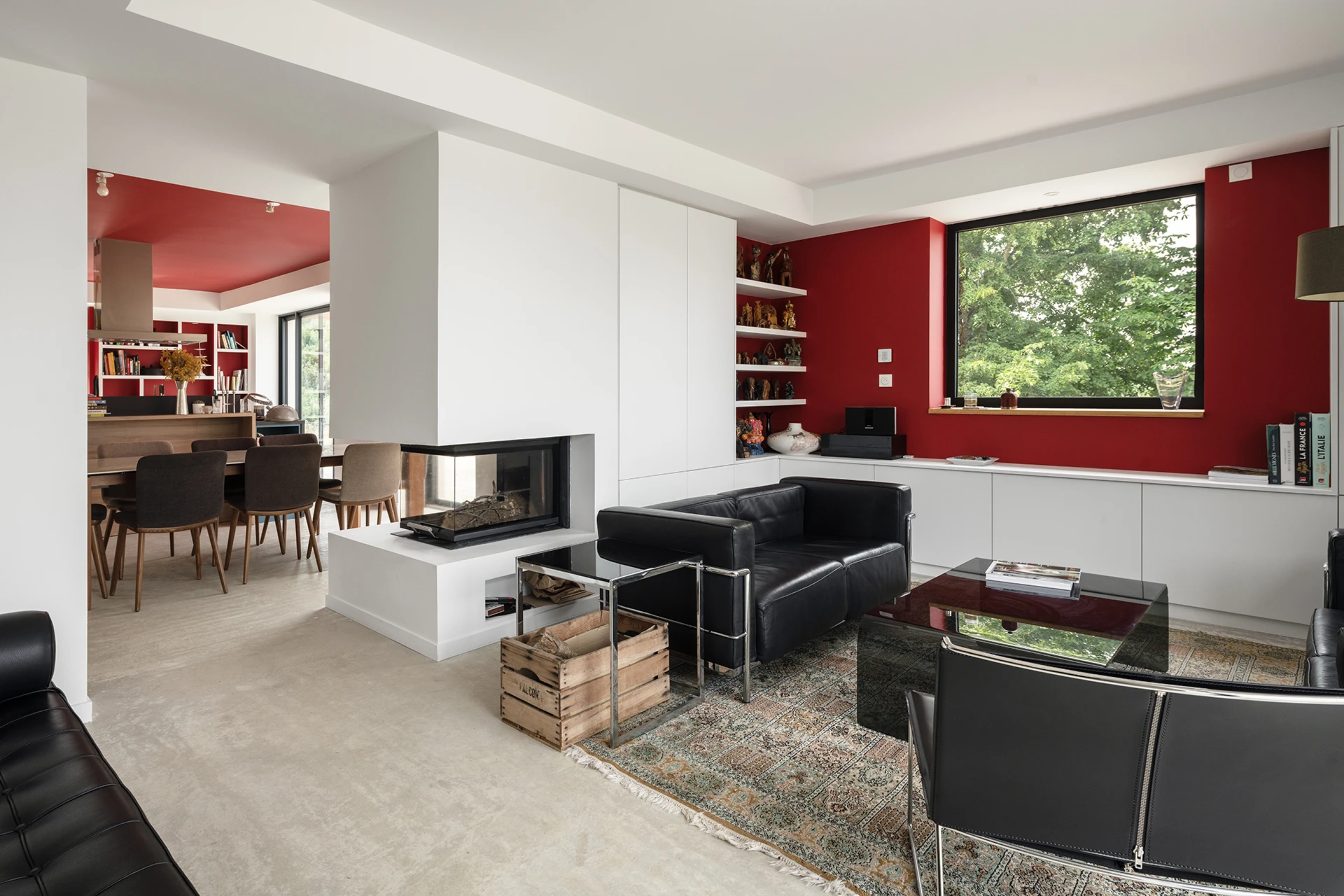 La réhabilitation complète de ce pavillon des années 1960, situé dans un site remarquable de la Drôme, redonne vie à la maison par une restructuration contemporaine et écoresponsable. Organisée autour d’une cuisine-patio ouverte sur la nature, elle allie fonctionnalité, couleurs vibrantes et qualité environnementale.