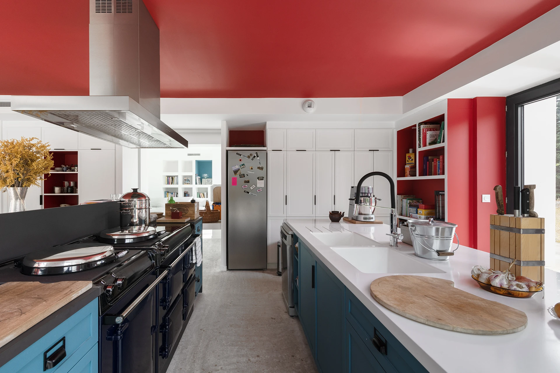 La réhabilitation complète de ce pavillon des années 1960, situé dans un site remarquable de la Drôme, redonne vie à la maison par une restructuration contemporaine et écoresponsable. Organisée autour d’une cuisine-patio ouverte sur la nature, elle allie fonctionnalité, couleurs vibrantes et qualité environnementale.