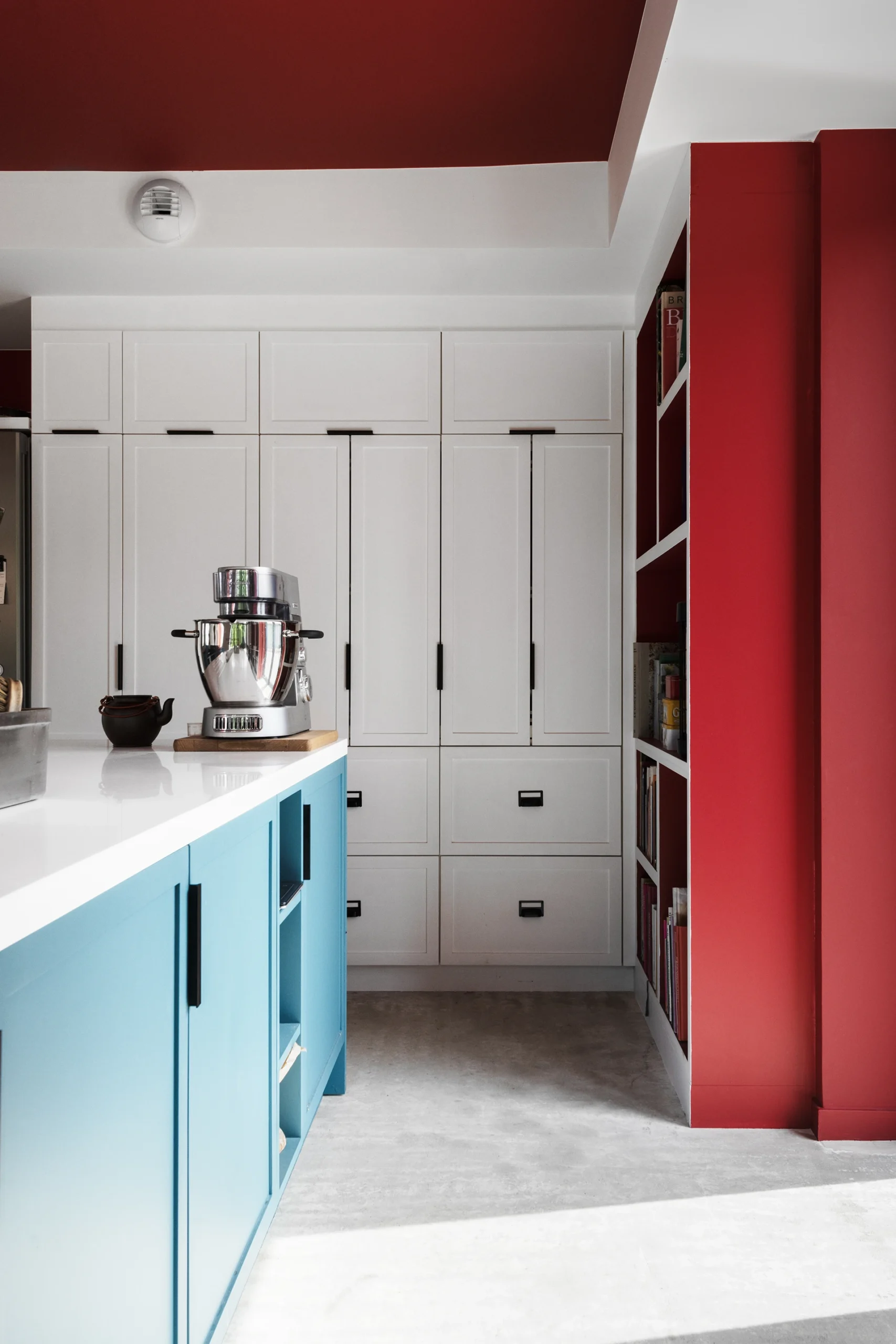 La réhabilitation complète de ce pavillon des années 1960, situé dans un site remarquable de la Drôme, redonne vie à la maison par une restructuration contemporaine et écoresponsable. Organisée autour d’une cuisine-patio ouverte sur la nature, elle allie fonctionnalité, couleurs vibrantes et qualité environnementale.