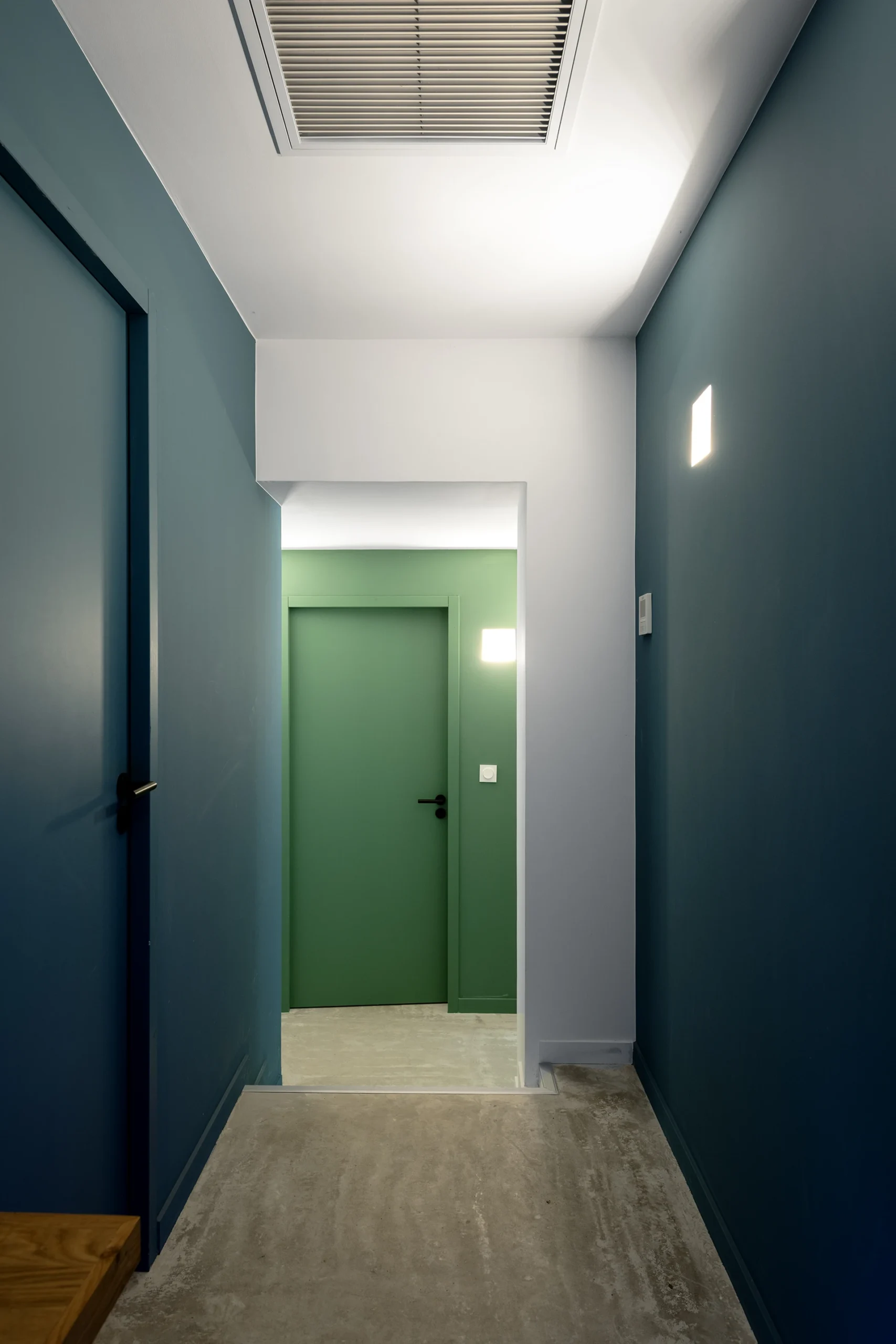 La réhabilitation complète de ce pavillon des années 1960, situé dans un site remarquable de la Drôme, redonne vie à la maison par une restructuration contemporaine et écoresponsable. Organisée autour d’une cuisine-patio ouverte sur la nature, elle allie fonctionnalité, couleurs vibrantes et qualité environnementale.