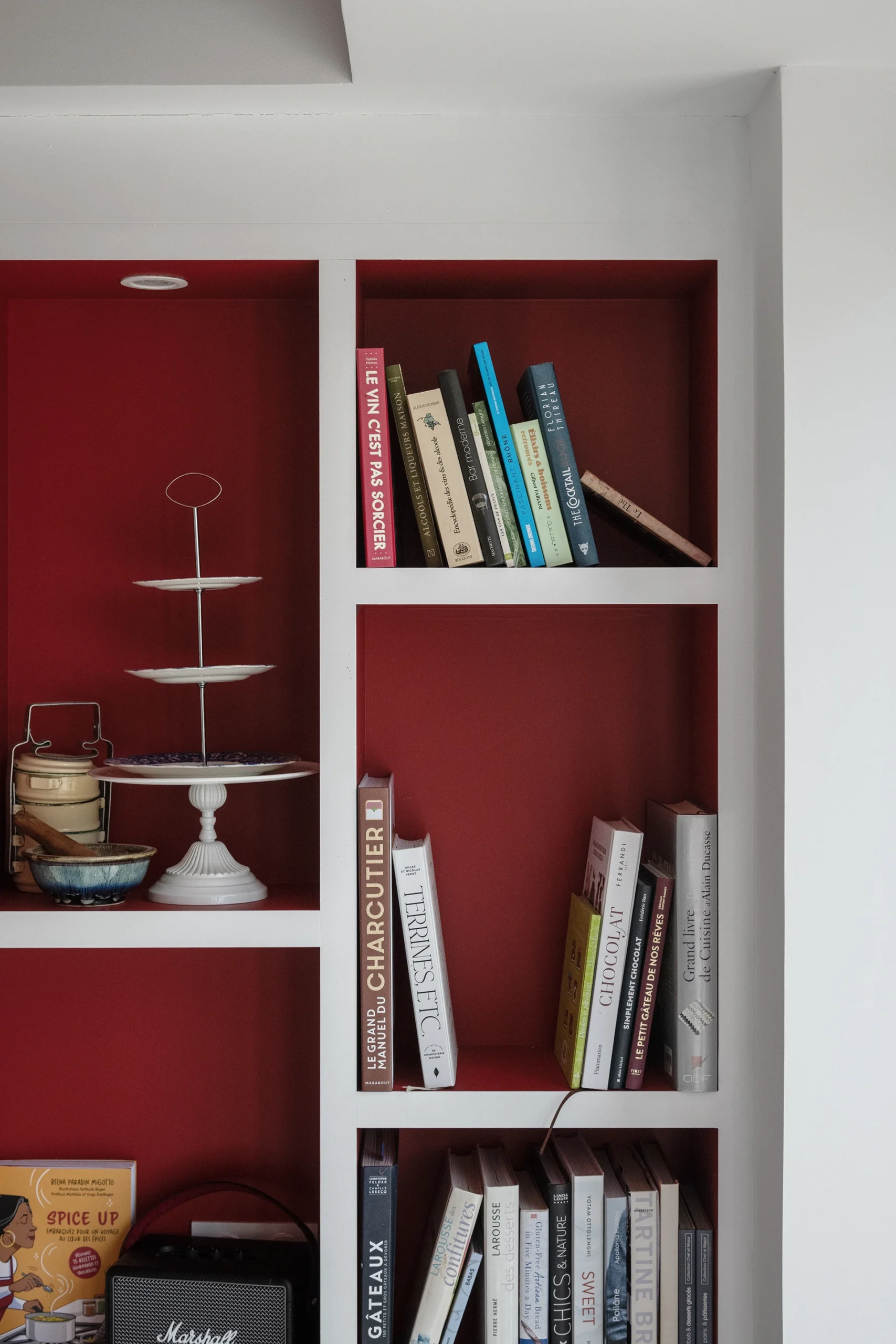 La réhabilitation complète de ce pavillon des années 1960, situé dans un site remarquable de la Drôme, redonne vie à la maison par une restructuration contemporaine et écoresponsable. Organisée autour d’une cuisine-patio ouverte sur la nature, elle allie fonctionnalité, couleurs vibrantes et qualité environnementale.