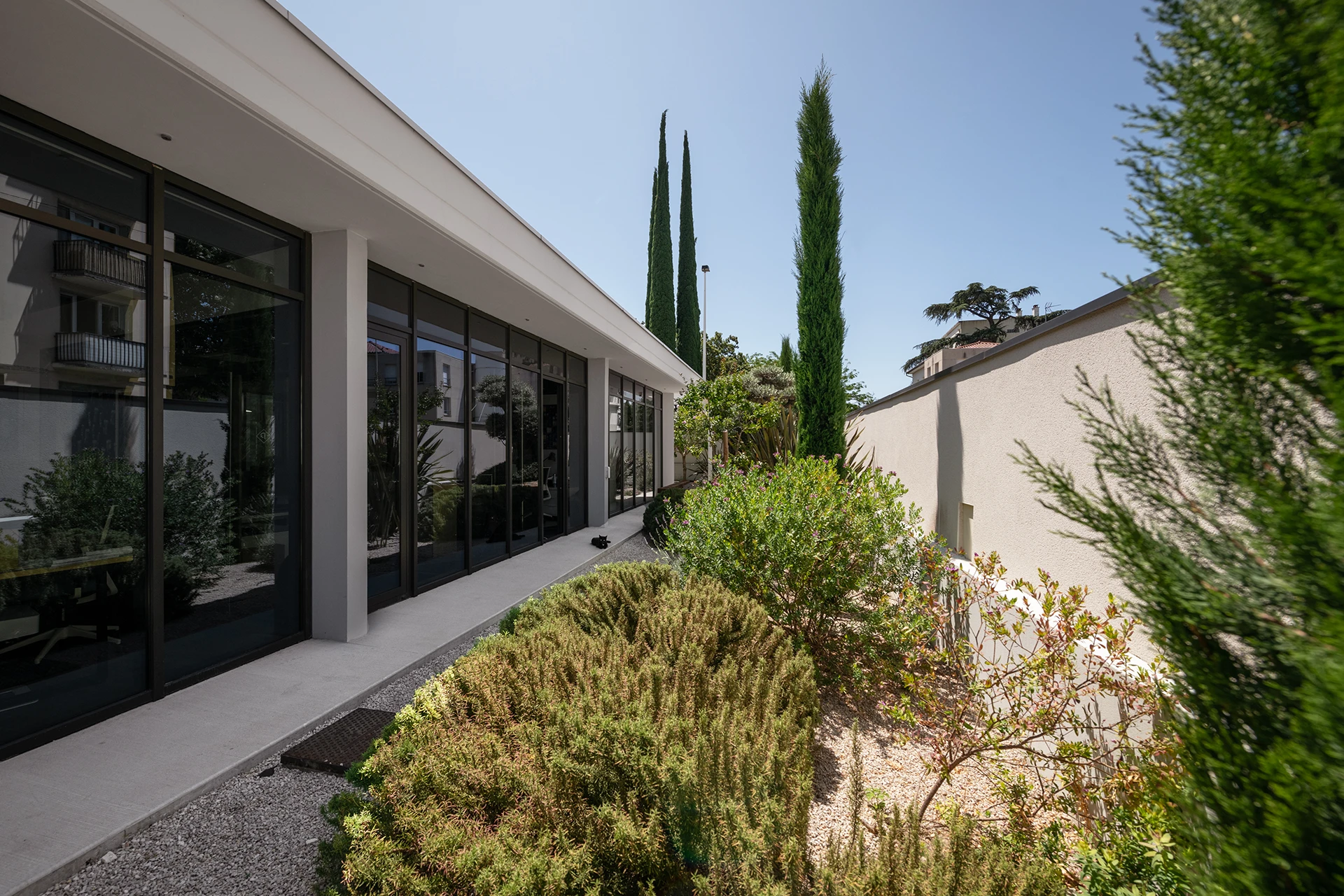 Le nouveau siège du Groupe Pic à Valence reflète innovation et modernité. Organisé autour d’un patio lumineux préservant un platane, le projet favorise les échanges et les nouveaux modes de travail, tout en s’intégrant harmonieusement à son environnement résidentiel.