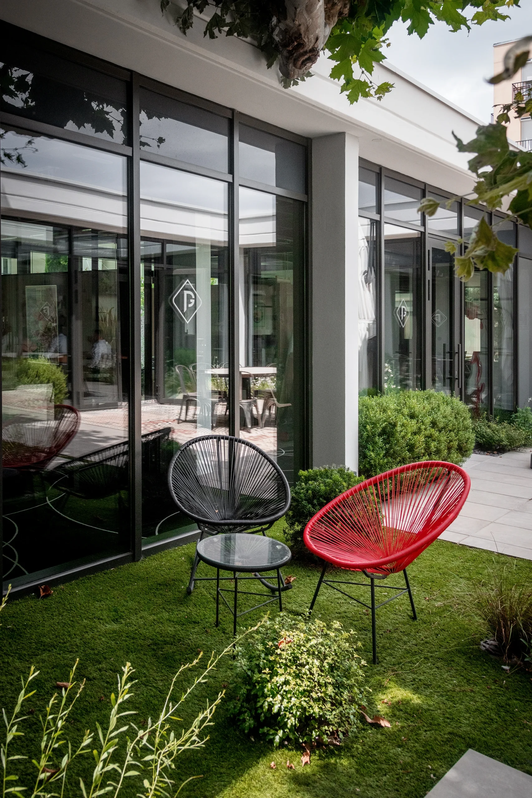 Le nouveau siège du Groupe Pic à Valence reflète innovation et modernité. Organisé autour d’un patio lumineux préservant un platane, le projet favorise les échanges et les nouveaux modes de travail, tout en s’intégrant harmonieusement à son environnement résidentiel.