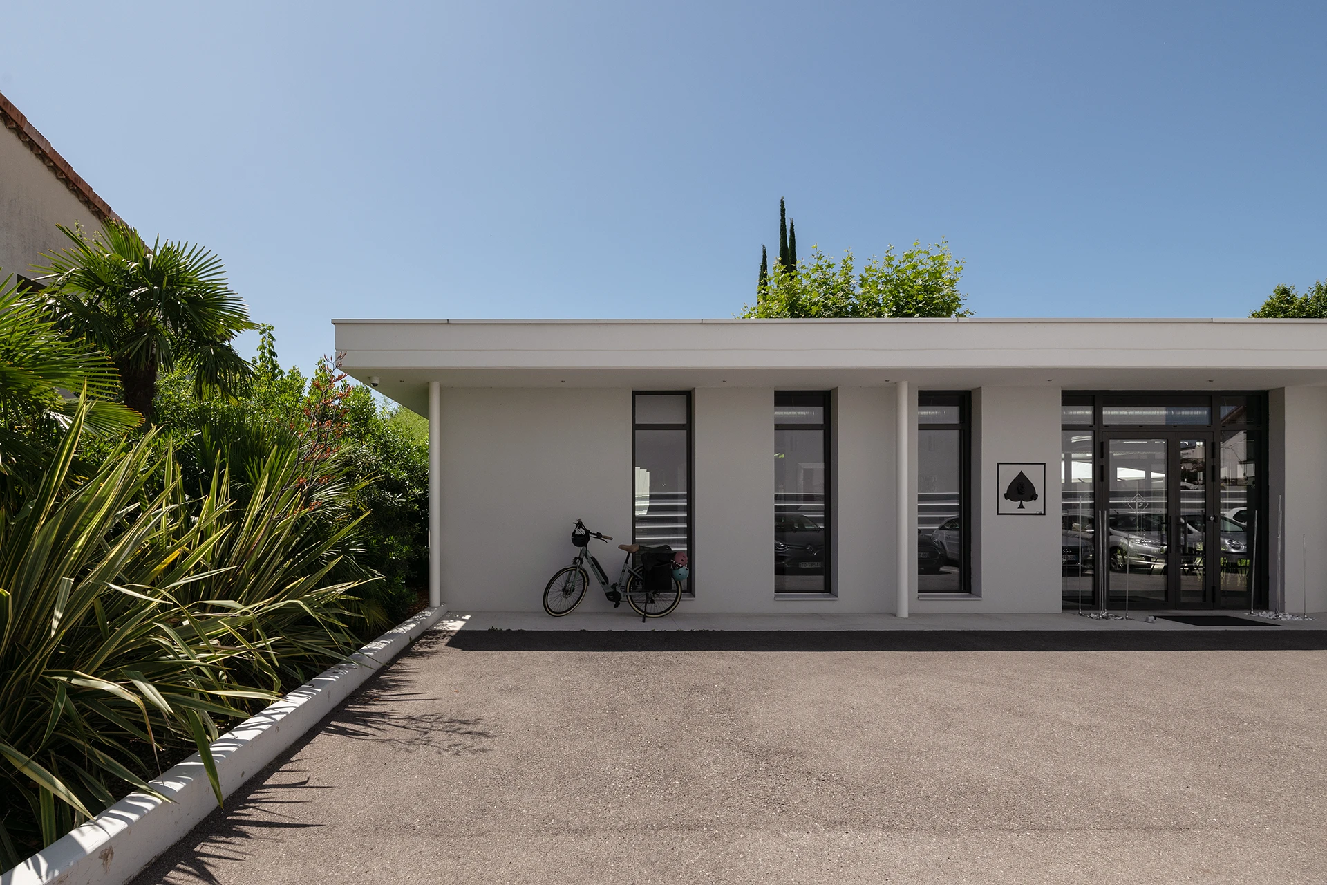 Le nouveau siège du Groupe Pic à Valence reflète innovation et modernité. Organisé autour d’un patio lumineux préservant un platane, le projet favorise les échanges et les nouveaux modes de travail, tout en s’intégrant harmonieusement à son environnement résidentiel.