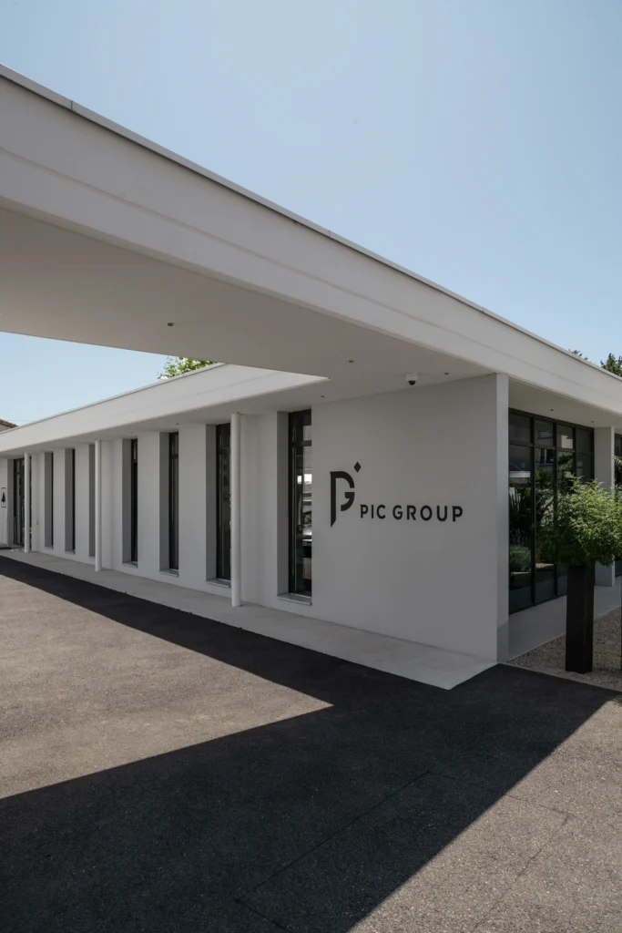 Le nouveau siège du Groupe Pic à Valence reflète innovation et modernité. Organisé autour d’un patio lumineux préservant un platane, le projet favorise les échanges et les nouveaux modes de travail, tout en s’intégrant harmonieusement à son environnement résidentiel.