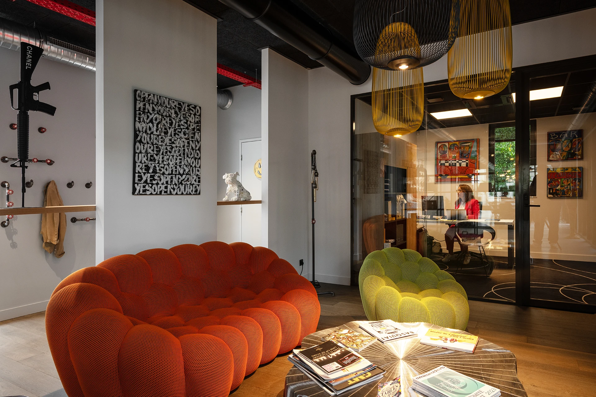 Le nouveau siège du Groupe Pic à Valence reflète innovation et modernité. Organisé autour d’un patio lumineux préservant un platane, le projet favorise les échanges et les nouveaux modes de travail, tout en s’intégrant harmonieusement à son environnement résidentiel.