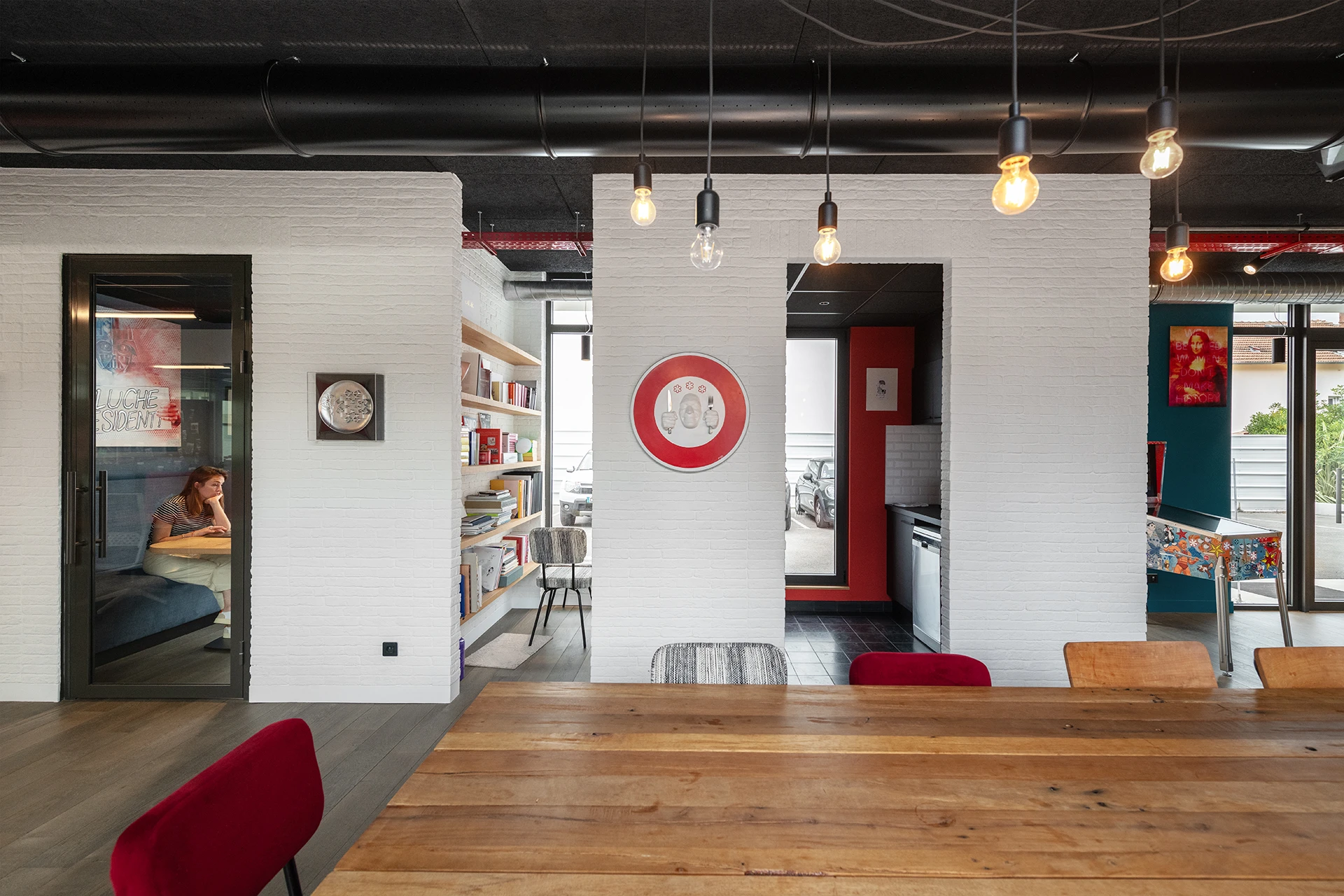 Le nouveau siège du Groupe Pic à Valence reflète innovation et modernité. Organisé autour d’un patio lumineux préservant un platane, le projet favorise les échanges et les nouveaux modes de travail, tout en s’intégrant harmonieusement à son environnement résidentiel.