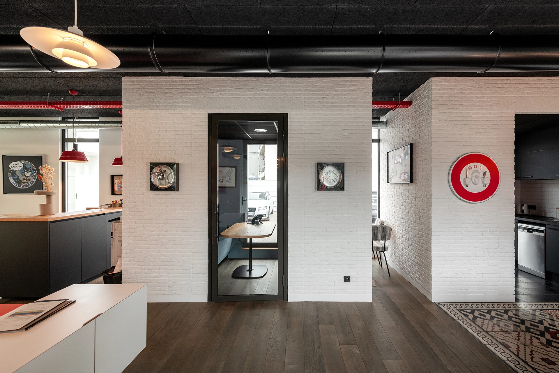 Le nouveau siège du Groupe Pic à Valence reflète innovation et modernité. Organisé autour d’un patio lumineux préservant un platane, le projet favorise les échanges et les nouveaux modes de travail, tout en s’intégrant harmonieusement à son environnement résidentiel.