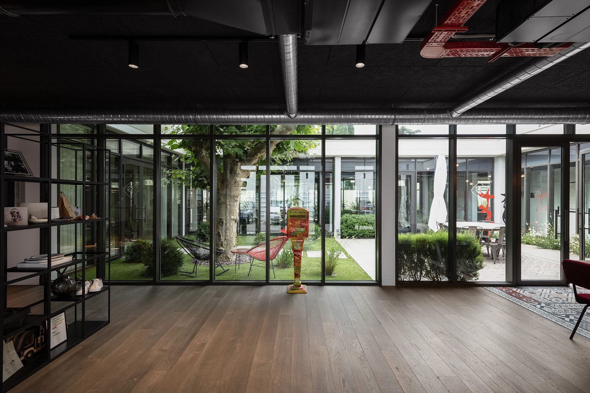 Le nouveau siège du Groupe Pic à Valence reflète innovation et modernité. Organisé autour d’un patio lumineux préservant un platane, le projet favorise les échanges et les nouveaux modes de travail, tout en s’intégrant harmonieusement à son environnement résidentiel.