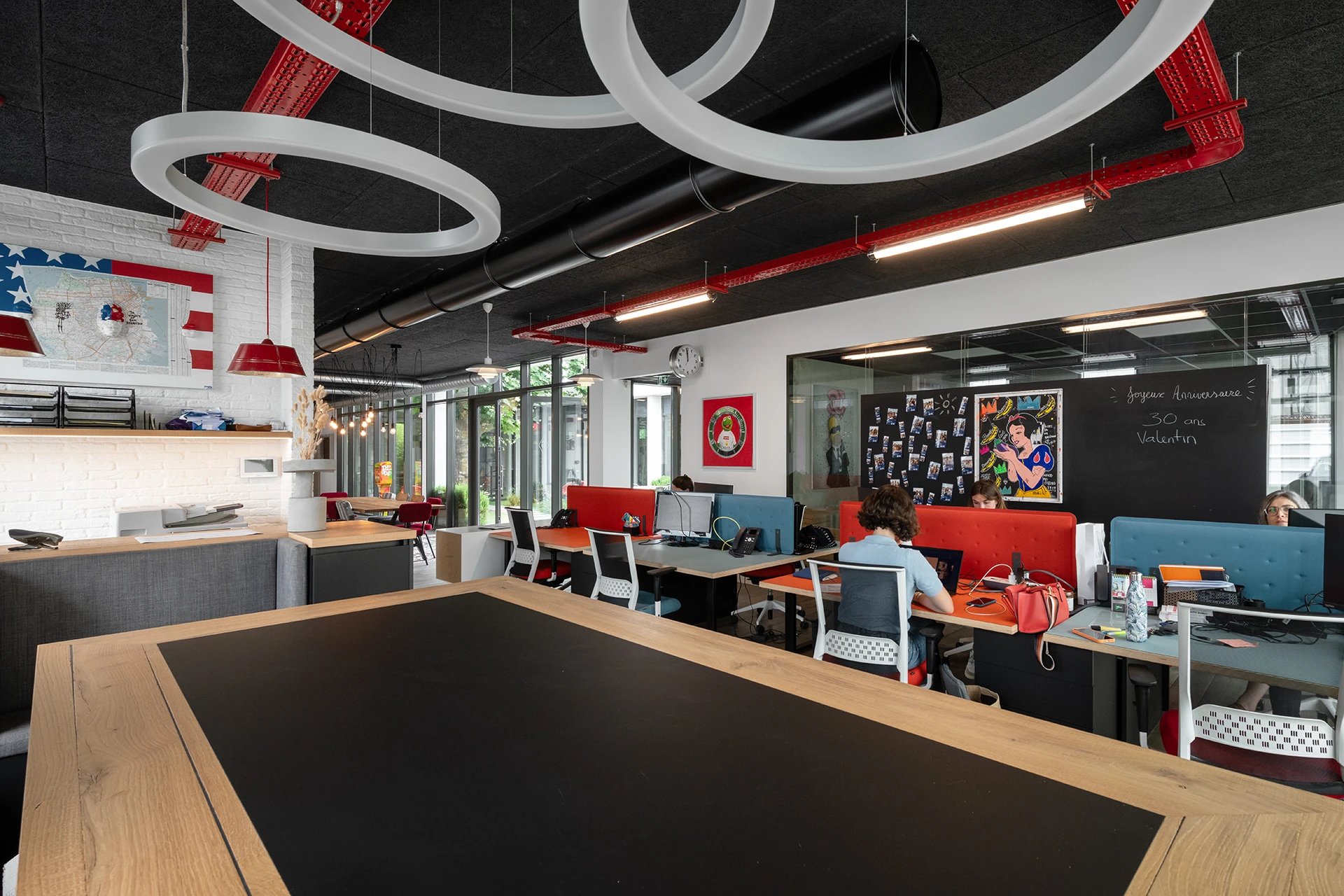 Le nouveau siège du Groupe Pic à Valence reflète innovation et modernité. Organisé autour d’un patio lumineux préservant un platane, le projet favorise les échanges et les nouveaux modes de travail, tout en s’intégrant harmonieusement à son environnement résidentiel.