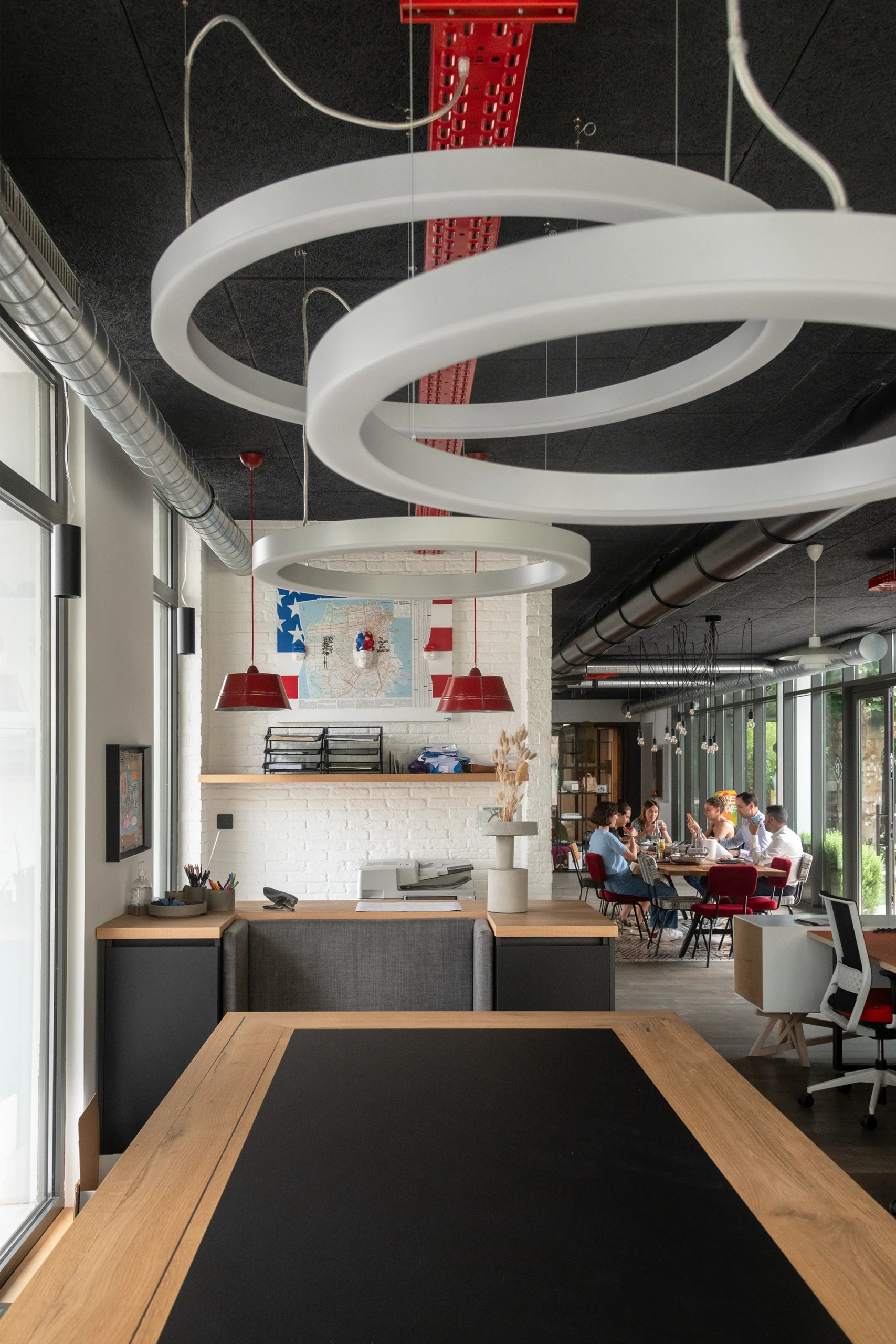 Le nouveau siège du Groupe Pic à Valence reflète innovation et modernité. Organisé autour d’un patio lumineux préservant un platane, le projet favorise les échanges et les nouveaux modes de travail, tout en s’intégrant harmonieusement à son environnement résidentiel.