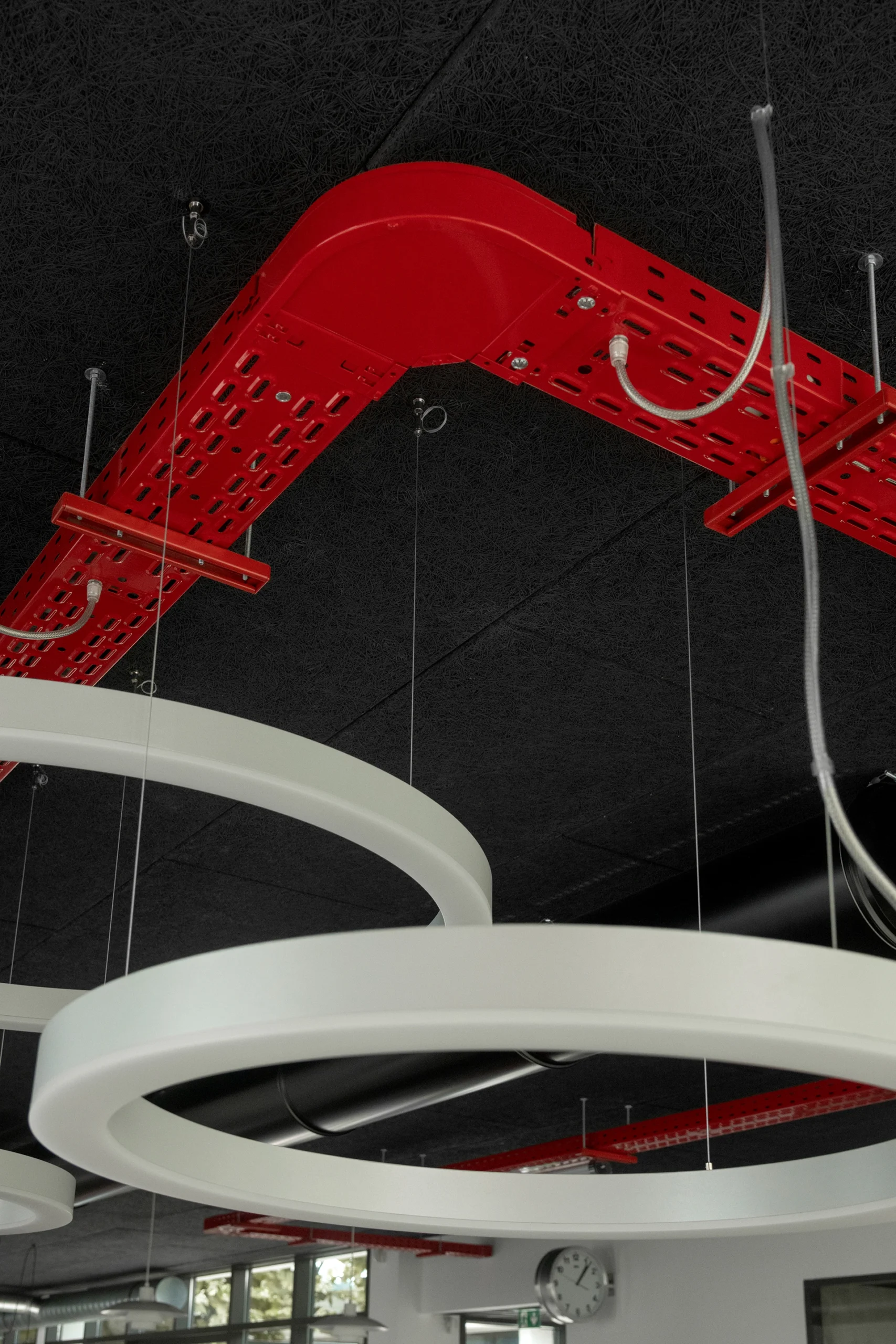 Le nouveau siège du Groupe Pic à Valence reflète innovation et modernité. Organisé autour d’un patio lumineux préservant un platane, le projet favorise les échanges et les nouveaux modes de travail, tout en s’intégrant harmonieusement à son environnement résidentiel.