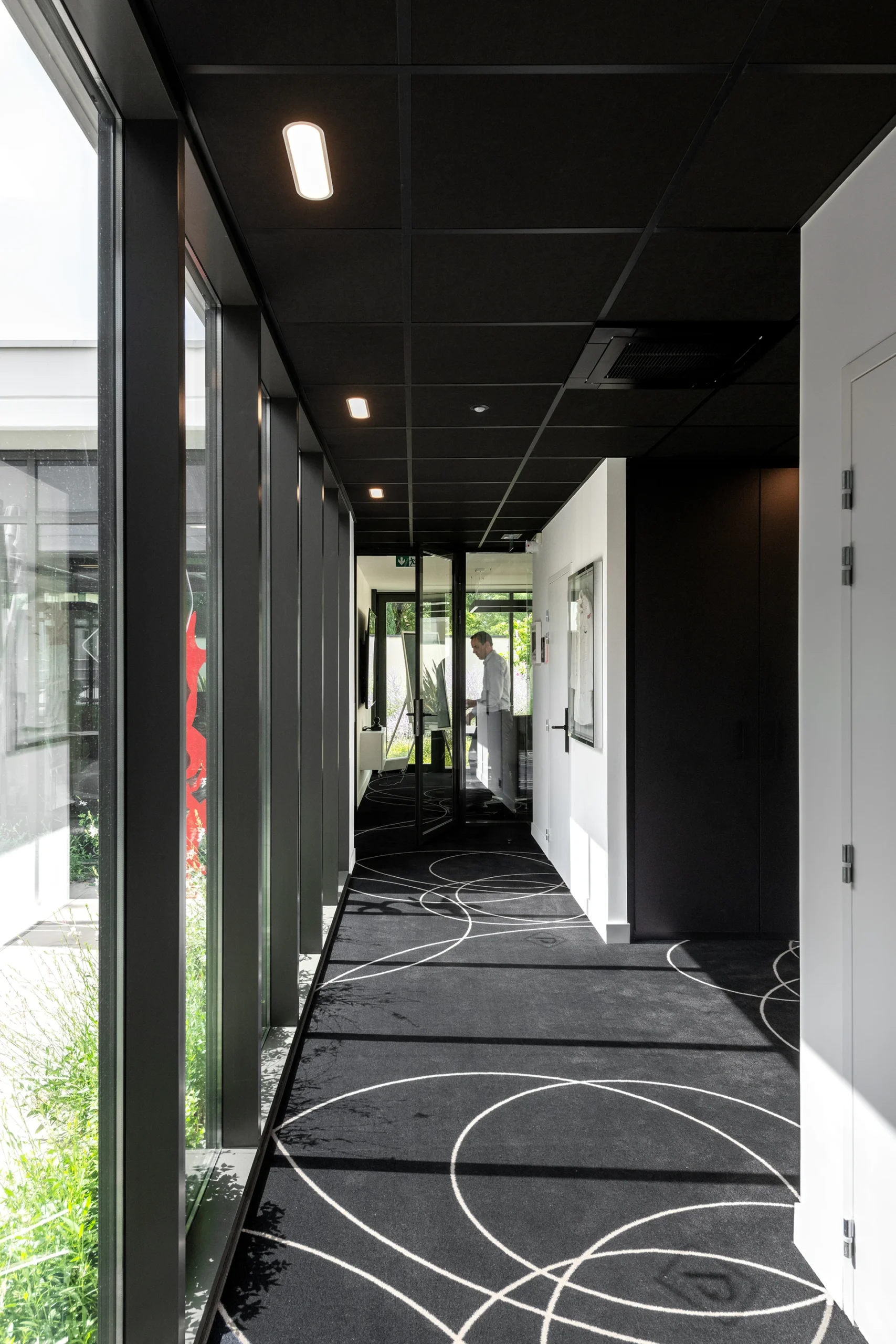 Le nouveau siège du Groupe Pic à Valence reflète innovation et modernité. Organisé autour d’un patio lumineux préservant un platane, le projet favorise les échanges et les nouveaux modes de travail, tout en s’intégrant harmonieusement à son environnement résidentiel.