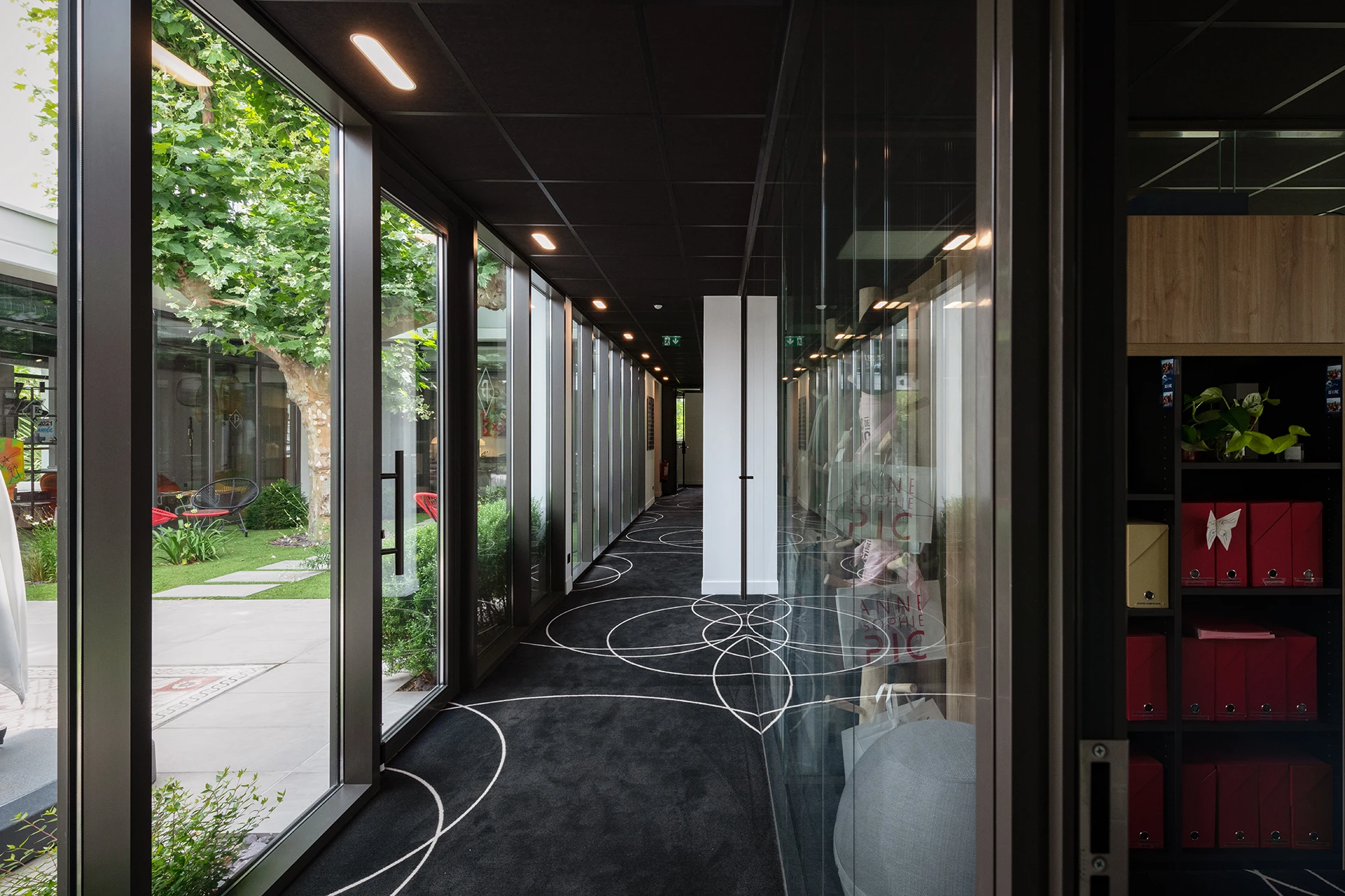 Le nouveau siège du Groupe Pic à Valence reflète innovation et modernité. Organisé autour d’un patio lumineux préservant un platane, le projet favorise les échanges et les nouveaux modes de travail, tout en s’intégrant harmonieusement à son environnement résidentiel.