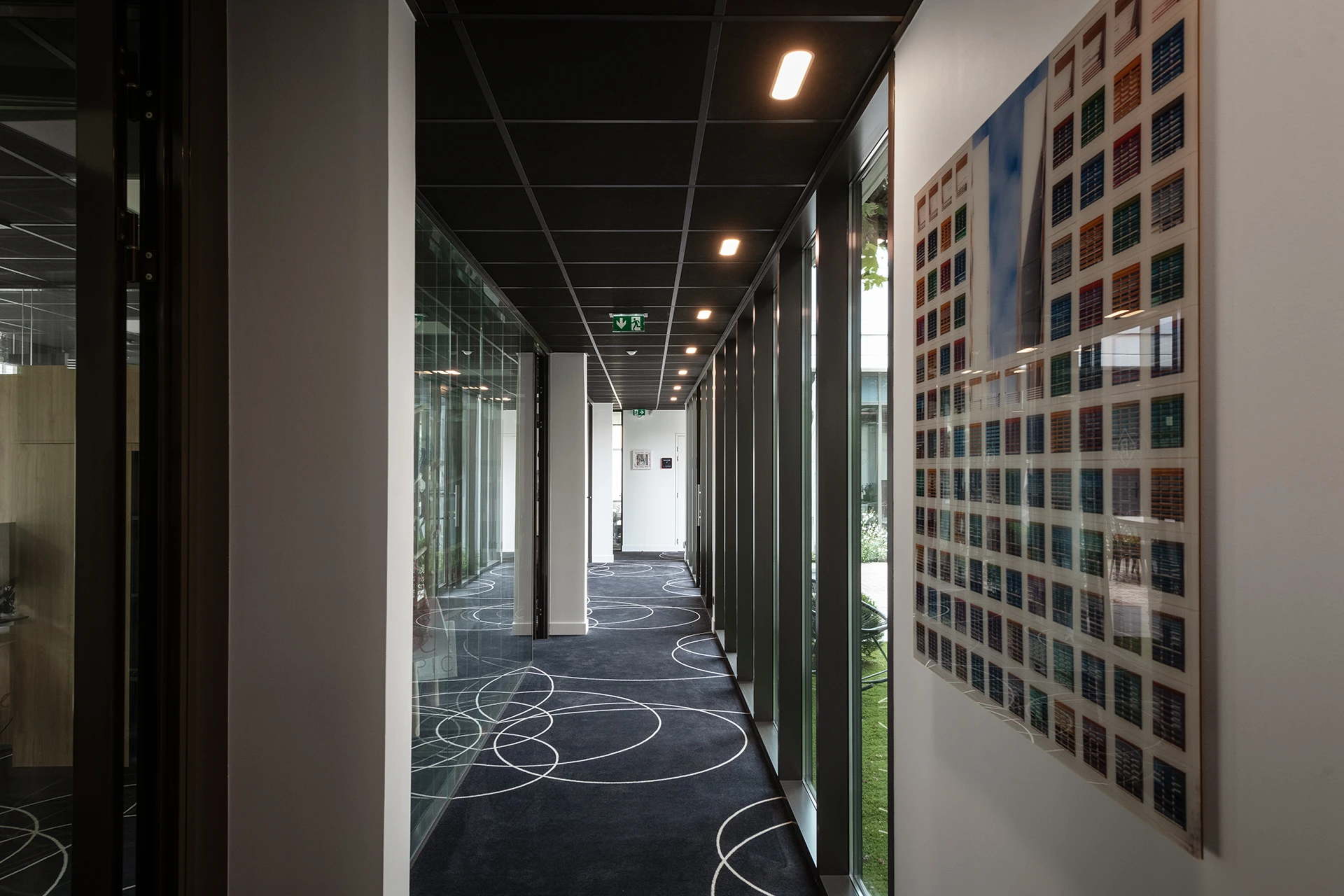 Le nouveau siège du Groupe Pic à Valence reflète innovation et modernité. Organisé autour d’un patio lumineux préservant un platane, le projet favorise les échanges et les nouveaux modes de travail, tout en s’intégrant harmonieusement à son environnement résidentiel.