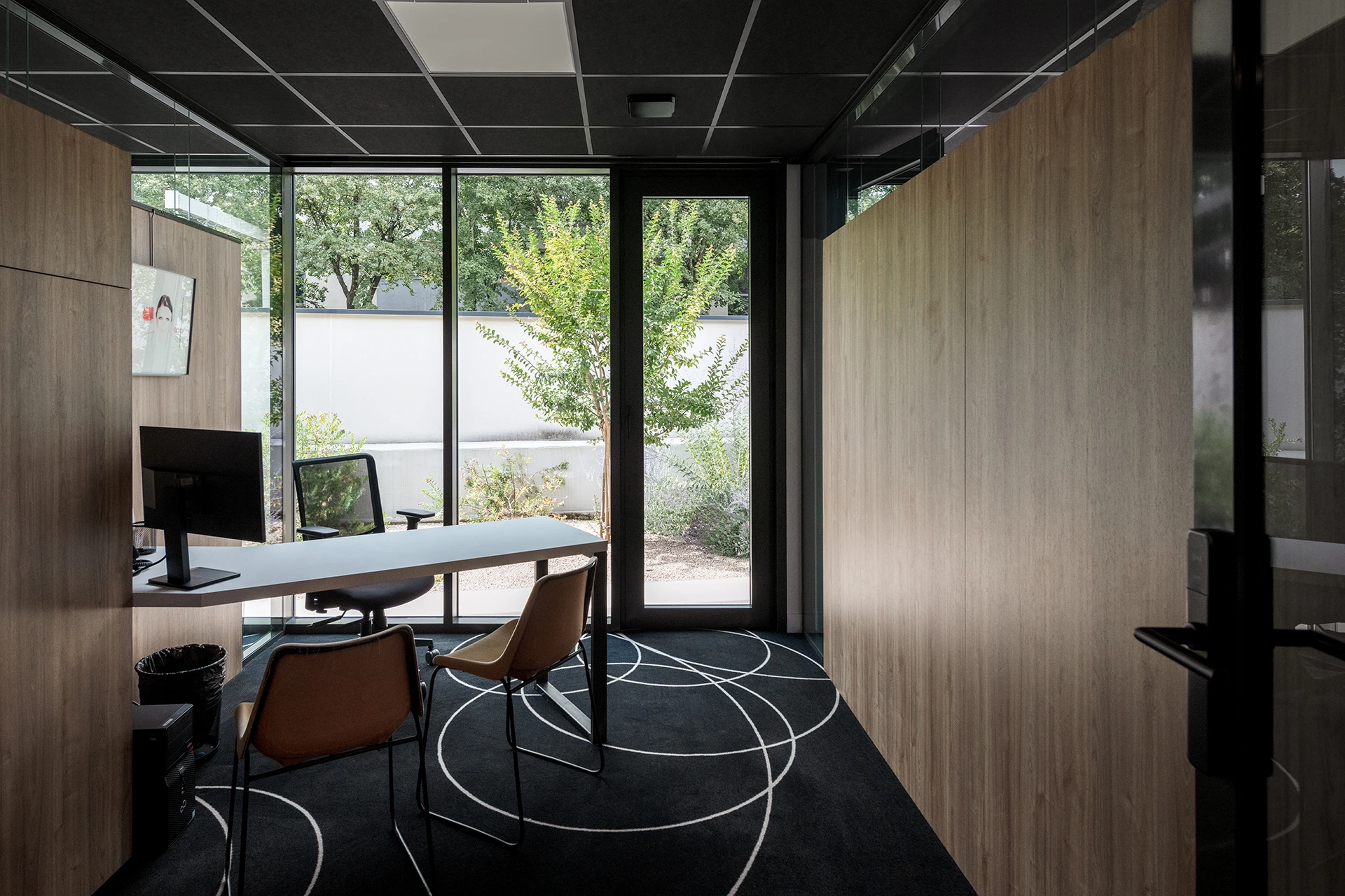 Le nouveau siège du Groupe Pic à Valence reflète innovation et modernité. Organisé autour d’un patio lumineux préservant un platane, le projet favorise les échanges et les nouveaux modes de travail, tout en s’intégrant harmonieusement à son environnement résidentiel.