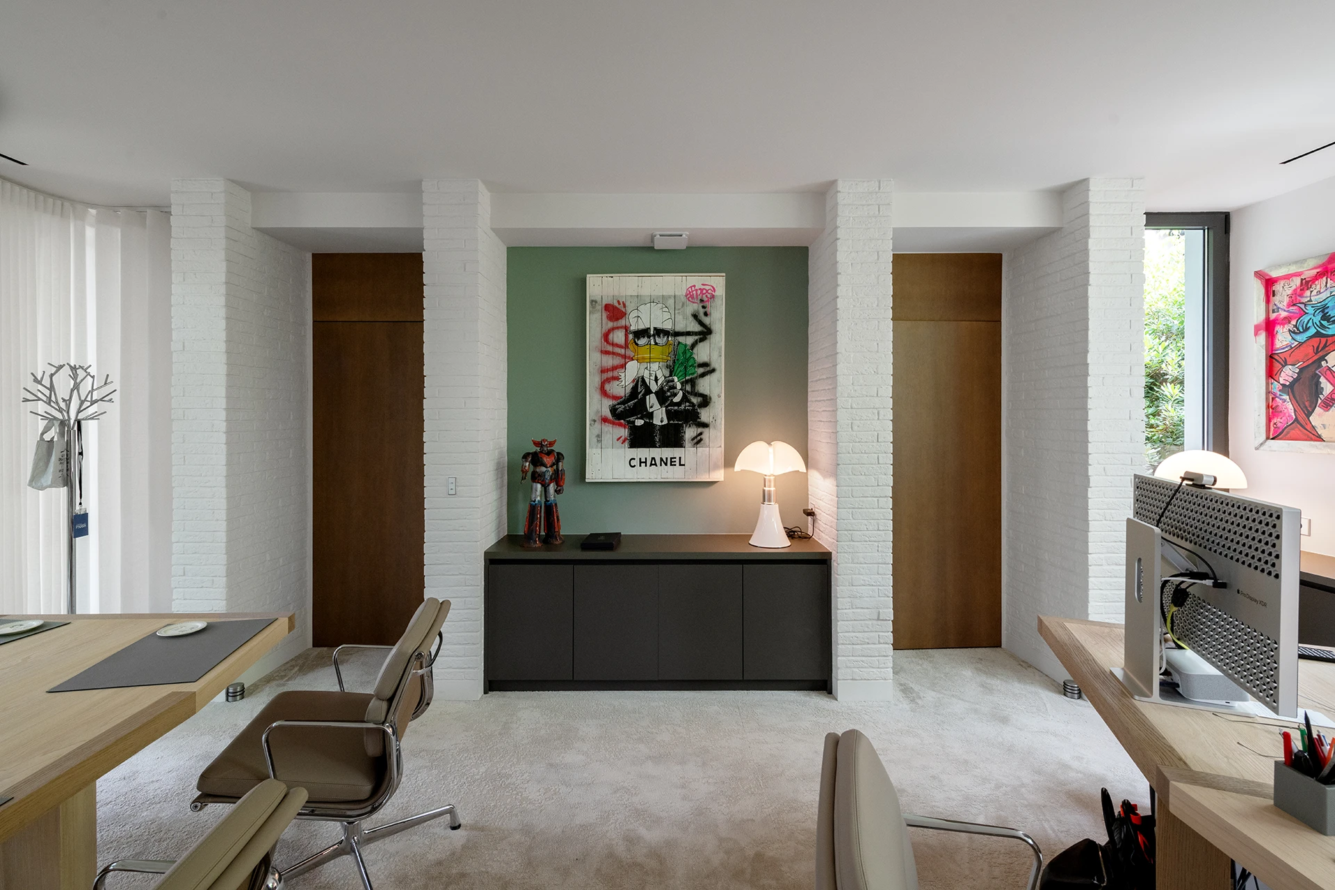 Le nouveau siège du Groupe Pic à Valence reflète innovation et modernité. Organisé autour d’un patio lumineux préservant un platane, le projet favorise les échanges et les nouveaux modes de travail, tout en s’intégrant harmonieusement à son environnement résidentiel.