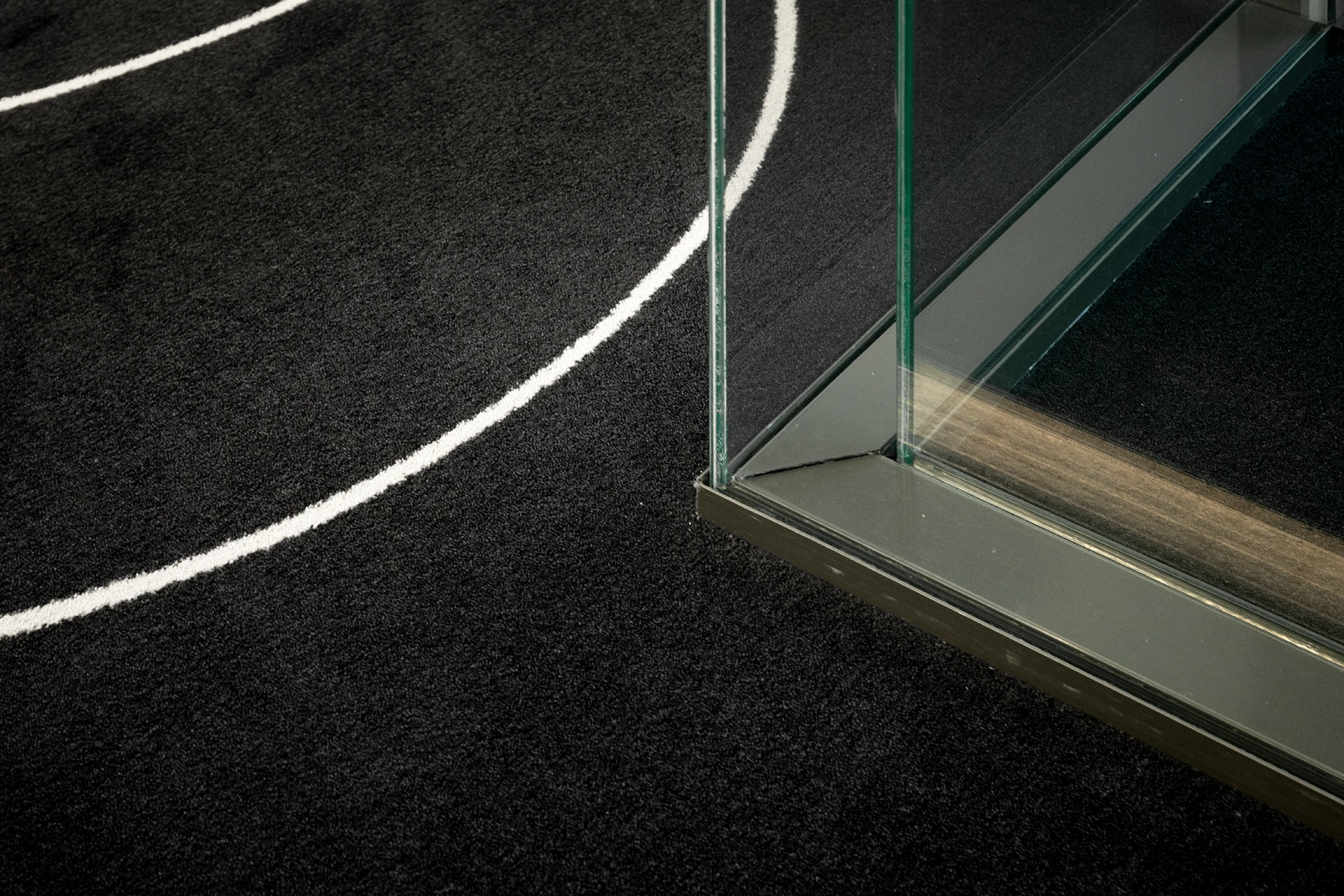 Le nouveau siège du Groupe Pic à Valence reflète innovation et modernité. Organisé autour d’un patio lumineux préservant un platane, le projet favorise les échanges et les nouveaux modes de travail, tout en s’intégrant harmonieusement à son environnement résidentiel.