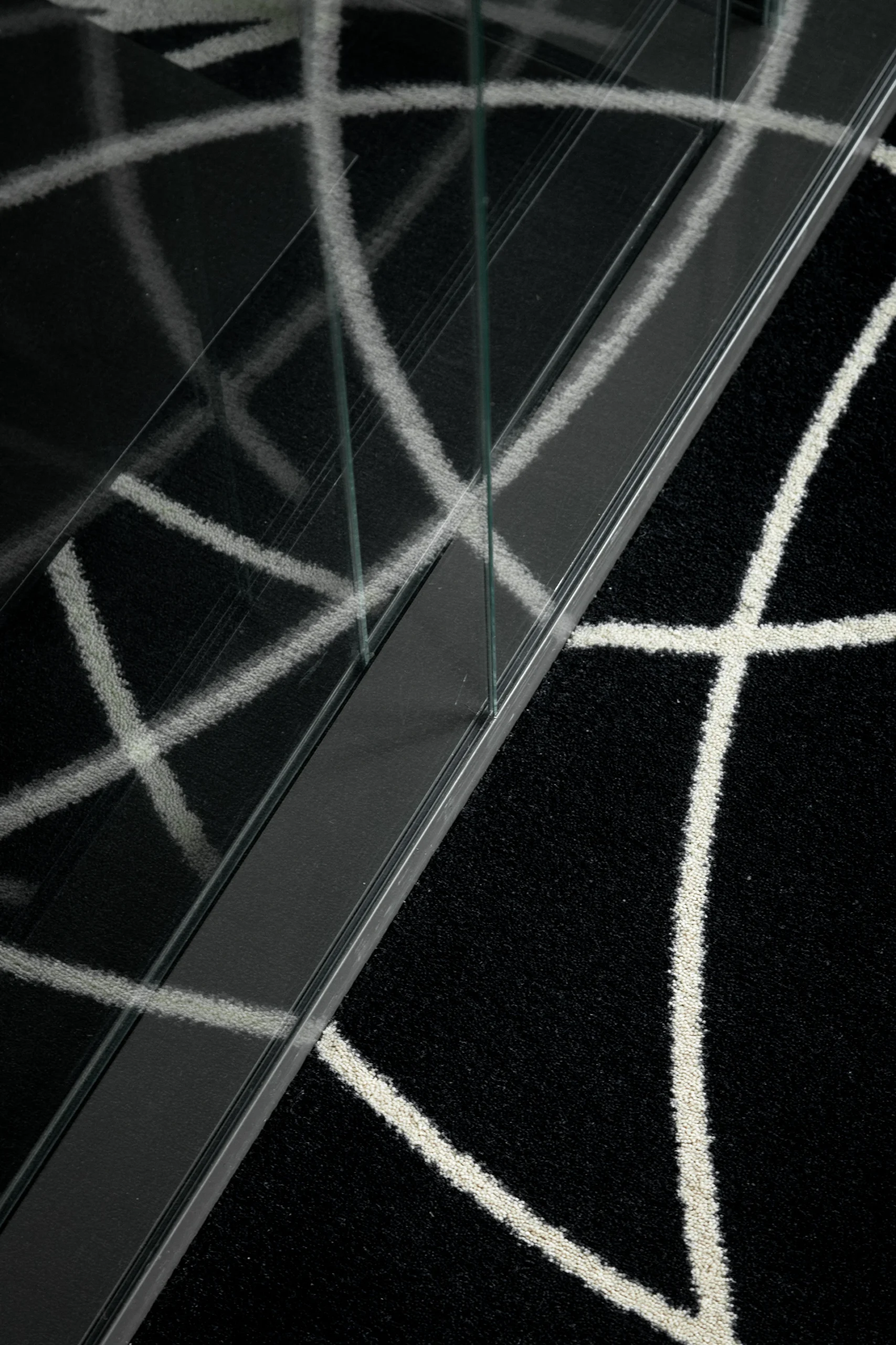 Le nouveau siège du Groupe Pic à Valence reflète innovation et modernité. Organisé autour d’un patio lumineux préservant un platane, le projet favorise les échanges et les nouveaux modes de travail, tout en s’intégrant harmonieusement à son environnement résidentiel.