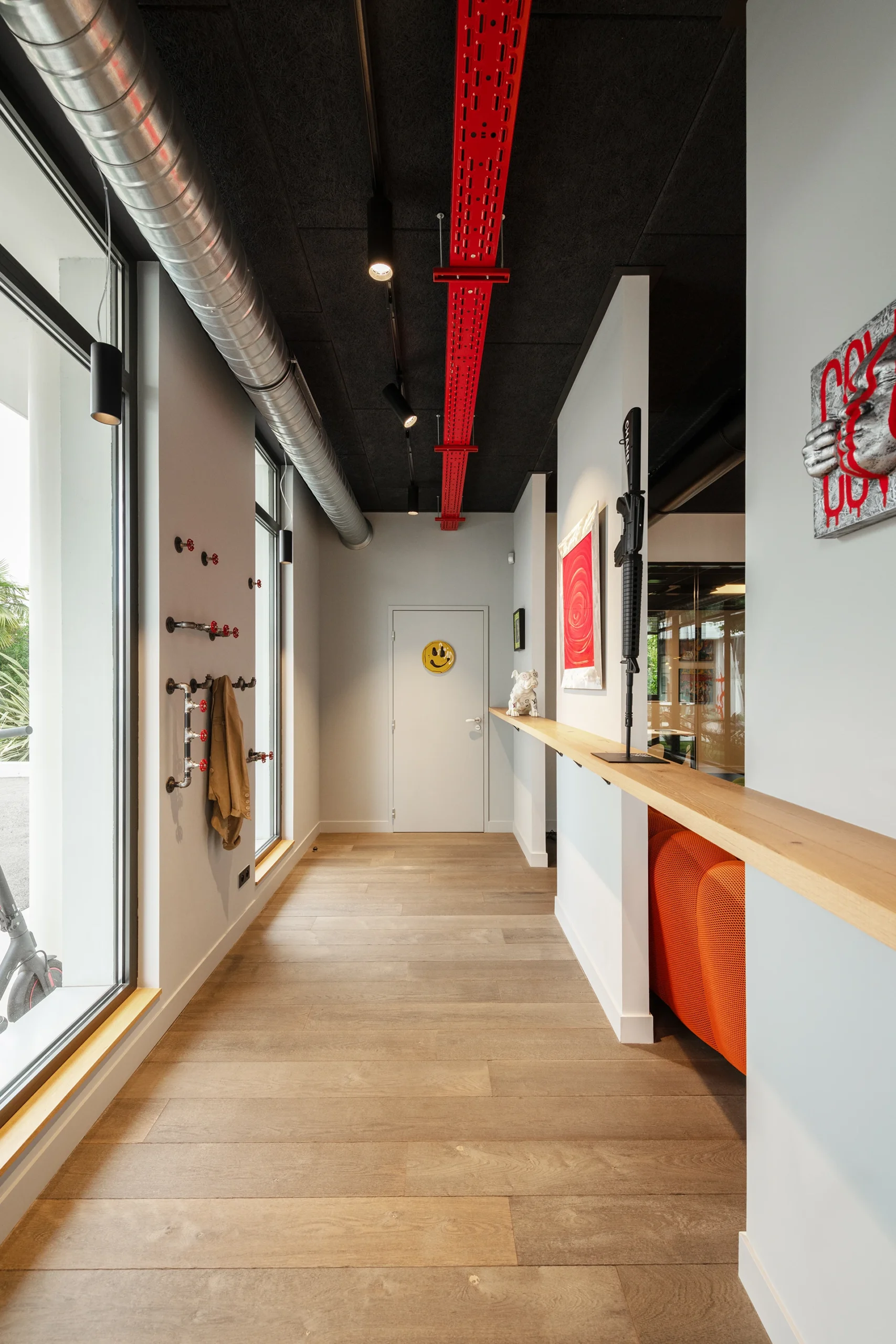 Le nouveau siège du Groupe Pic à Valence reflète innovation et modernité. Organisé autour d’un patio lumineux préservant un platane, le projet favorise les échanges et les nouveaux modes de travail, tout en s’intégrant harmonieusement à son environnement résidentiel.