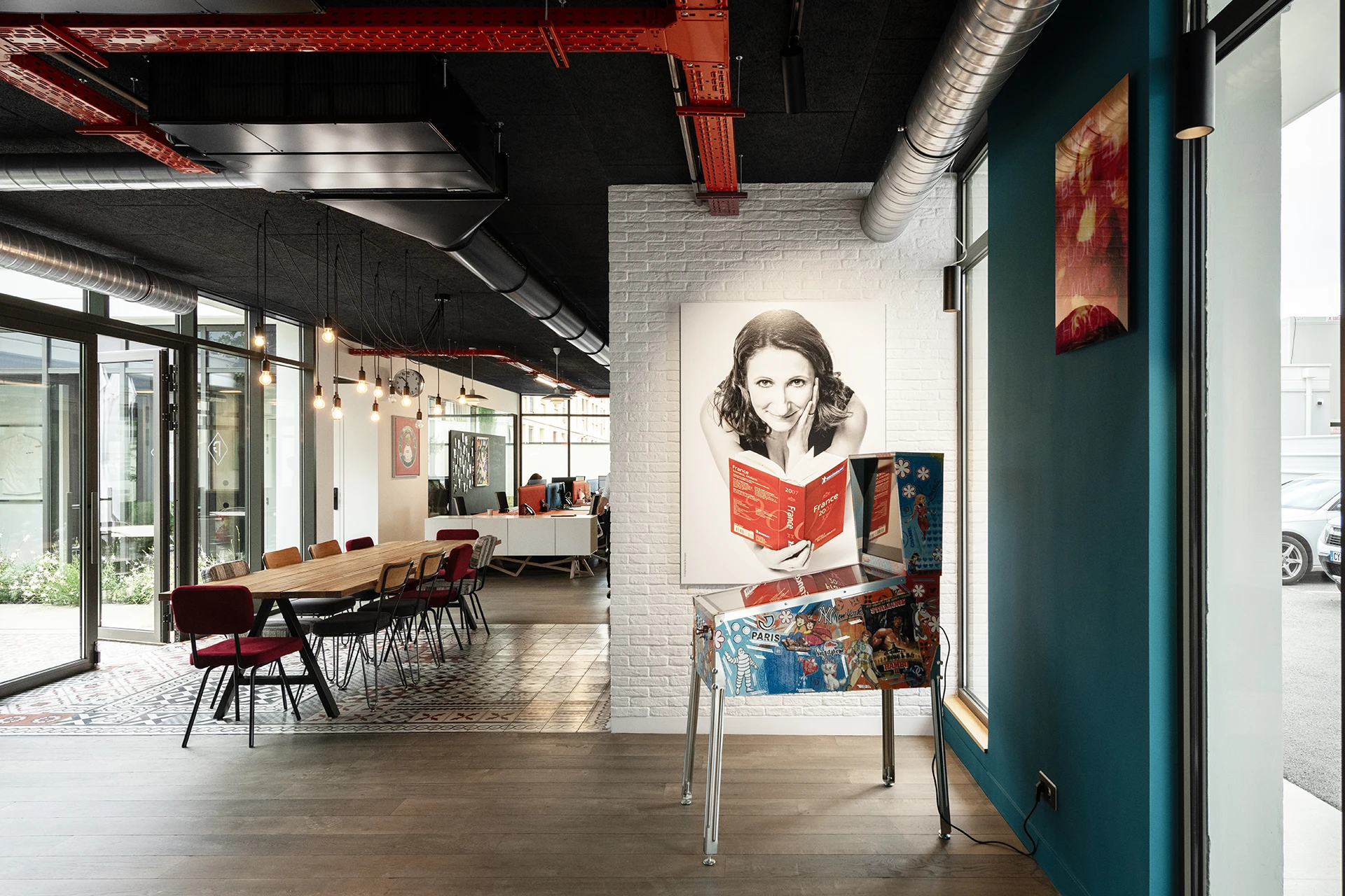 Le nouveau siège du Groupe Pic à Valence reflète innovation et modernité. Organisé autour d’un patio lumineux préservant un platane, le projet favorise les échanges et les nouveaux modes de travail, tout en s’intégrant harmonieusement à son environnement résidentiel.