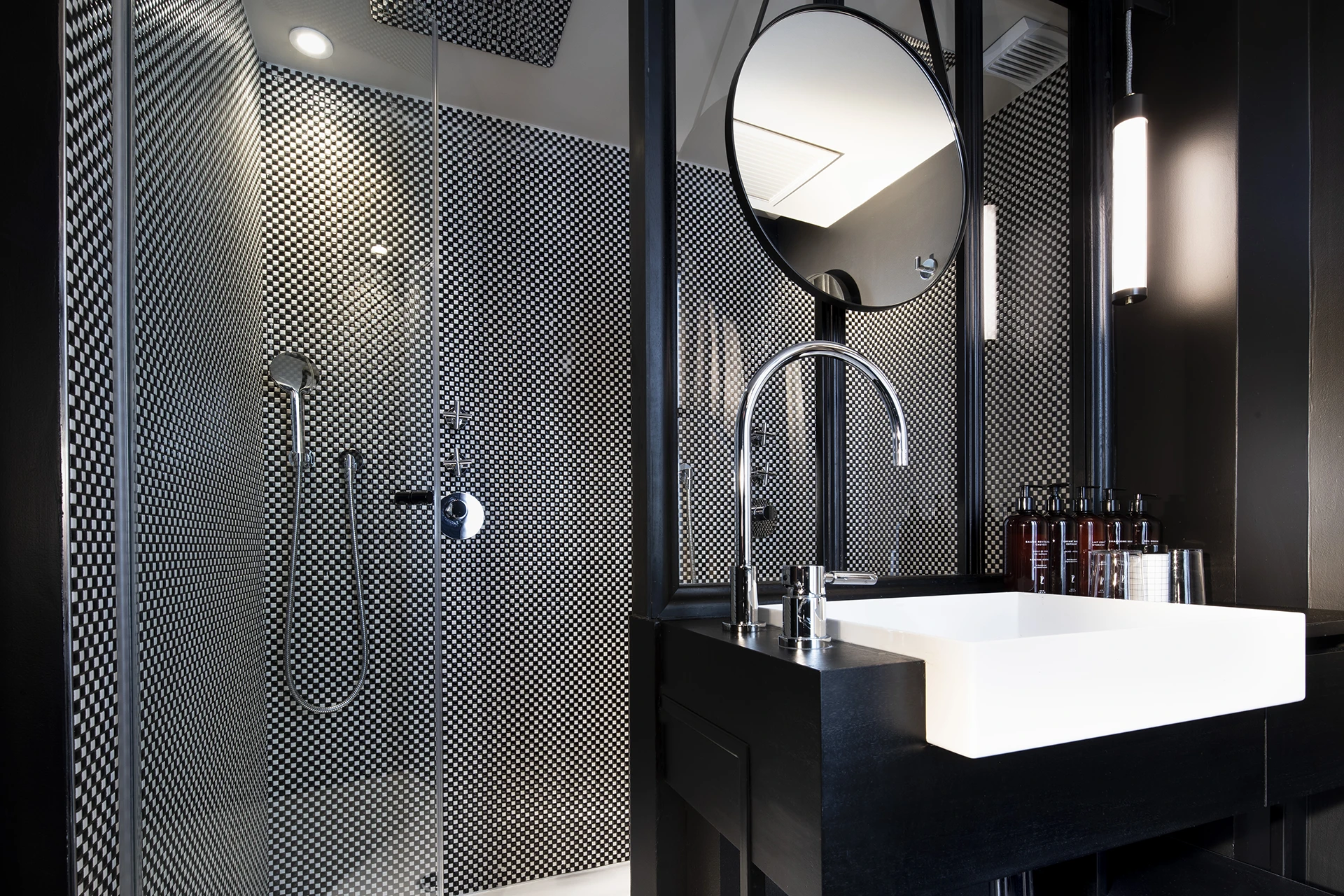 Restructuration et réhabilitation lourde d’un ancien hôtel pour la création d’une « boutique hôtel » de 25 chambres et suites à proximité de l’Arc de Triomphe à Paris.
La redistribution complète des niveaux, la création d’un patio couvert au droit des services généraux et d’un espace fitness en sous-sol ont permis de créer un hôtel à l’ambiance parisienne et cosy.
Un soin particulier donné aux dernières innovations techniques liées au confort des résidents et à la domotique participe au luxe intemporel et sans ostentation de l’établissement.