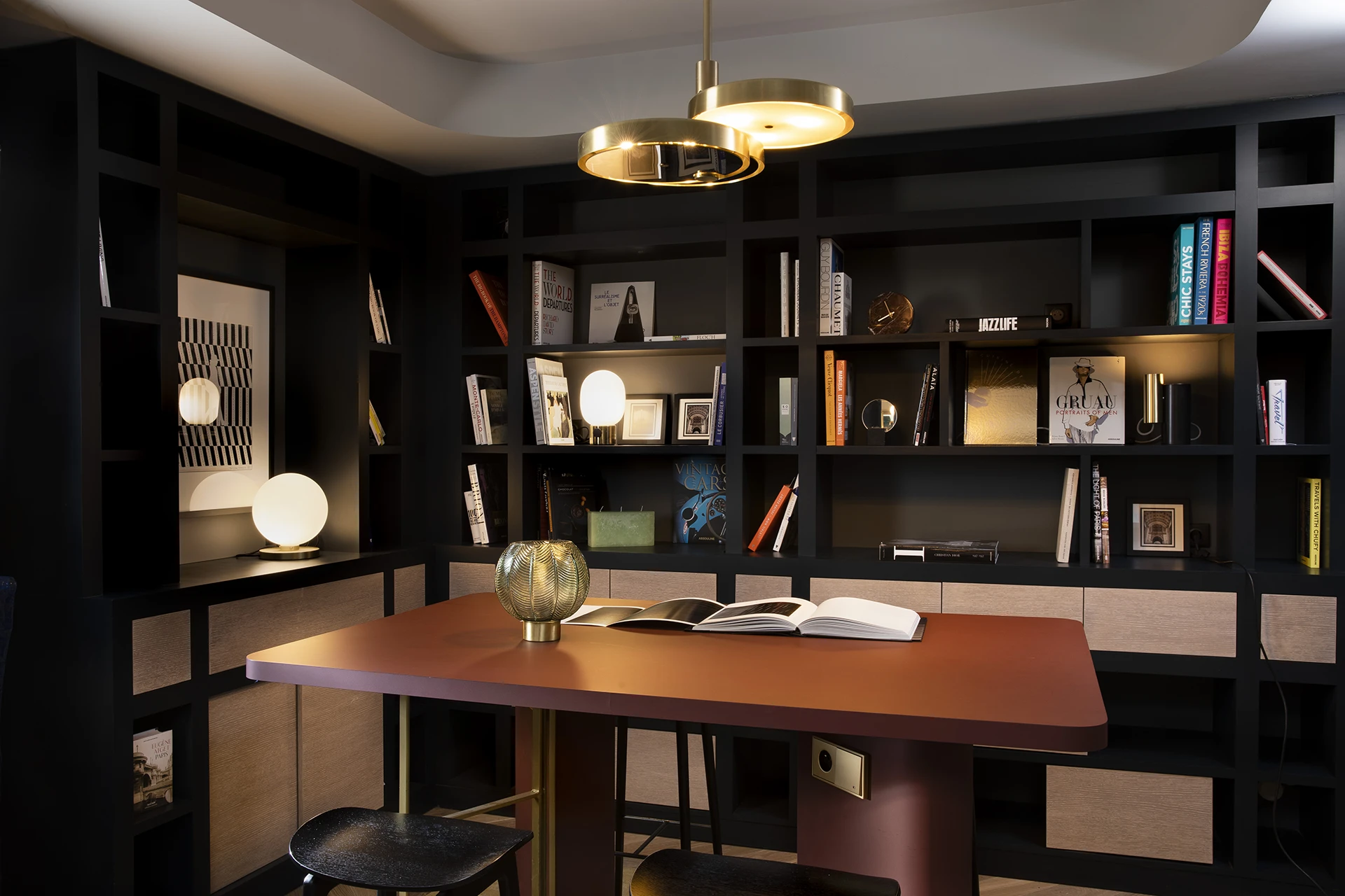 Restructuration et réhabilitation lourde d’un ancien hôtel pour la création d’une « boutique hôtel » de 25 chambres et suites à proximité de l’Arc de Triomphe à Paris.
La redistribution complète des niveaux, la création d’un patio couvert au droit des services généraux et d’un espace fitness en sous-sol ont permis de créer un hôtel à l’ambiance parisienne et cosy.
Un soin particulier donné aux dernières innovations techniques liées au confort des résidents et à la domotique participe au luxe intemporel et sans ostentation de l’établissement.