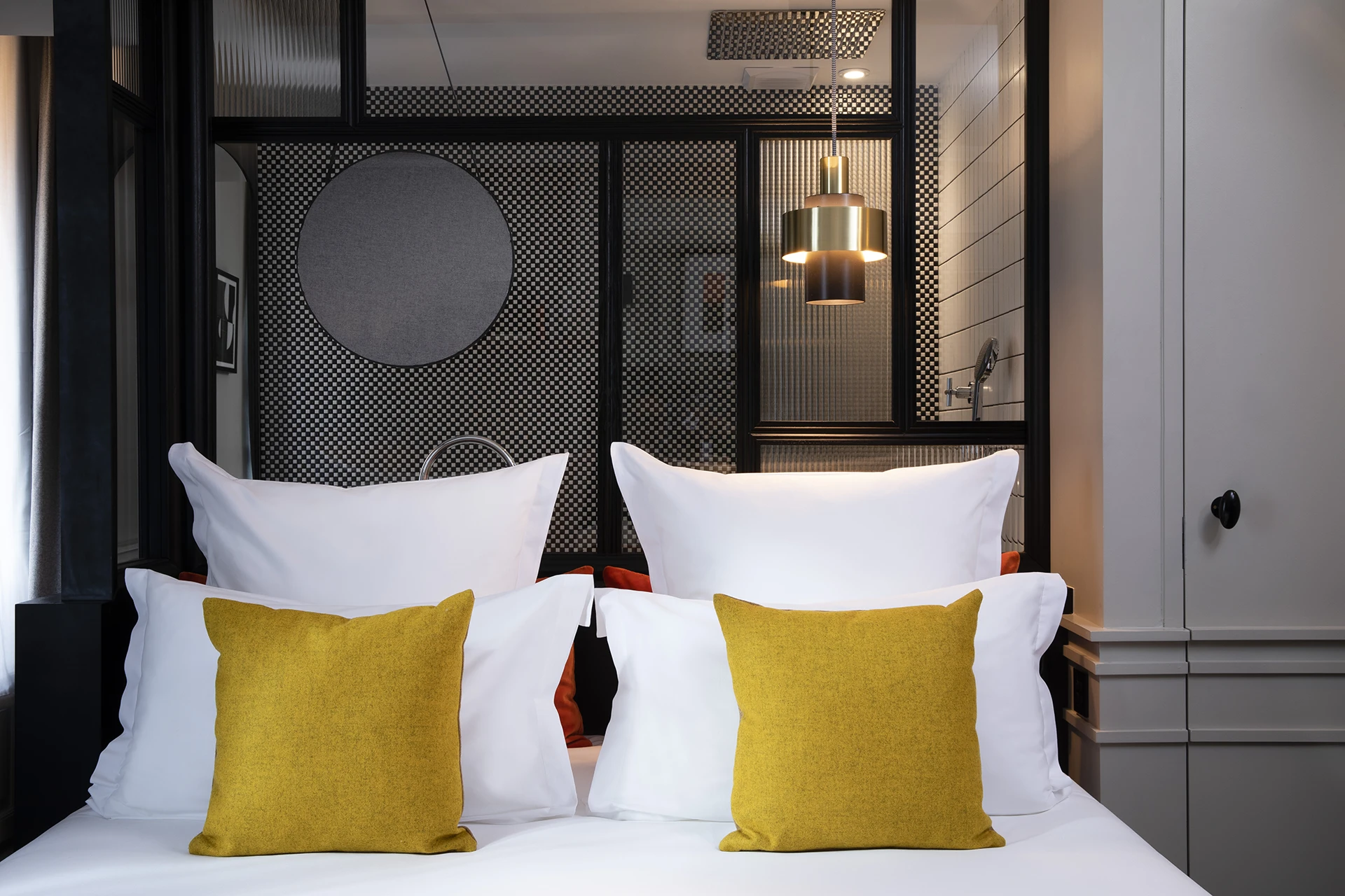 Restructuration et réhabilitation lourde d’un ancien hôtel pour la création d’une « boutique hôtel » de 25 chambres et suites à proximité de l’Arc de Triomphe à Paris.
La redistribution complète des niveaux, la création d’un patio couvert au droit des services généraux et d’un espace fitness en sous-sol ont permis de créer un hôtel à l’ambiance parisienne et cosy.
Un soin particulier donné aux dernières innovations techniques liées au confort des résidents et à la domotique participe au luxe intemporel et sans ostentation de l’établissement.