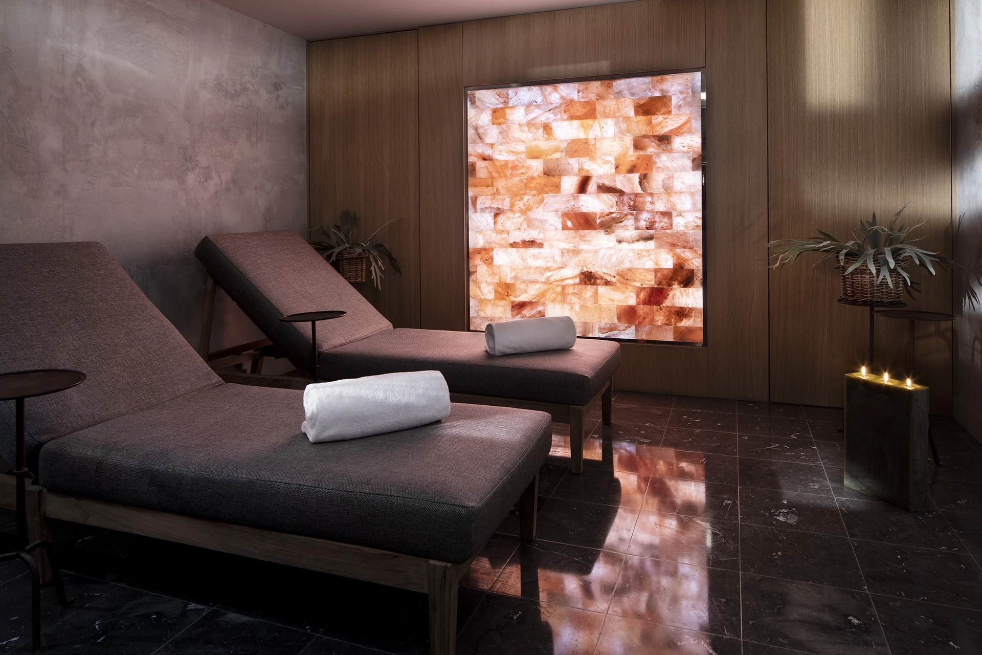 Restructuration et réhabilitation lourde d’un ancien hôtel pour la création d’une « boutique hôtel » de 25 chambres et suites à proximité de l’Arc de Triomphe à Paris.
La redistribution complète des niveaux, la création d’un patio couvert au droit des services généraux et d’un espace fitness en sous-sol ont permis de créer un hôtel à l’ambiance parisienne et cosy.
Un soin particulier donné aux dernières innovations techniques liées au confort des résidents et à la domotique participe au luxe intemporel et sans ostentation de l’établissement.