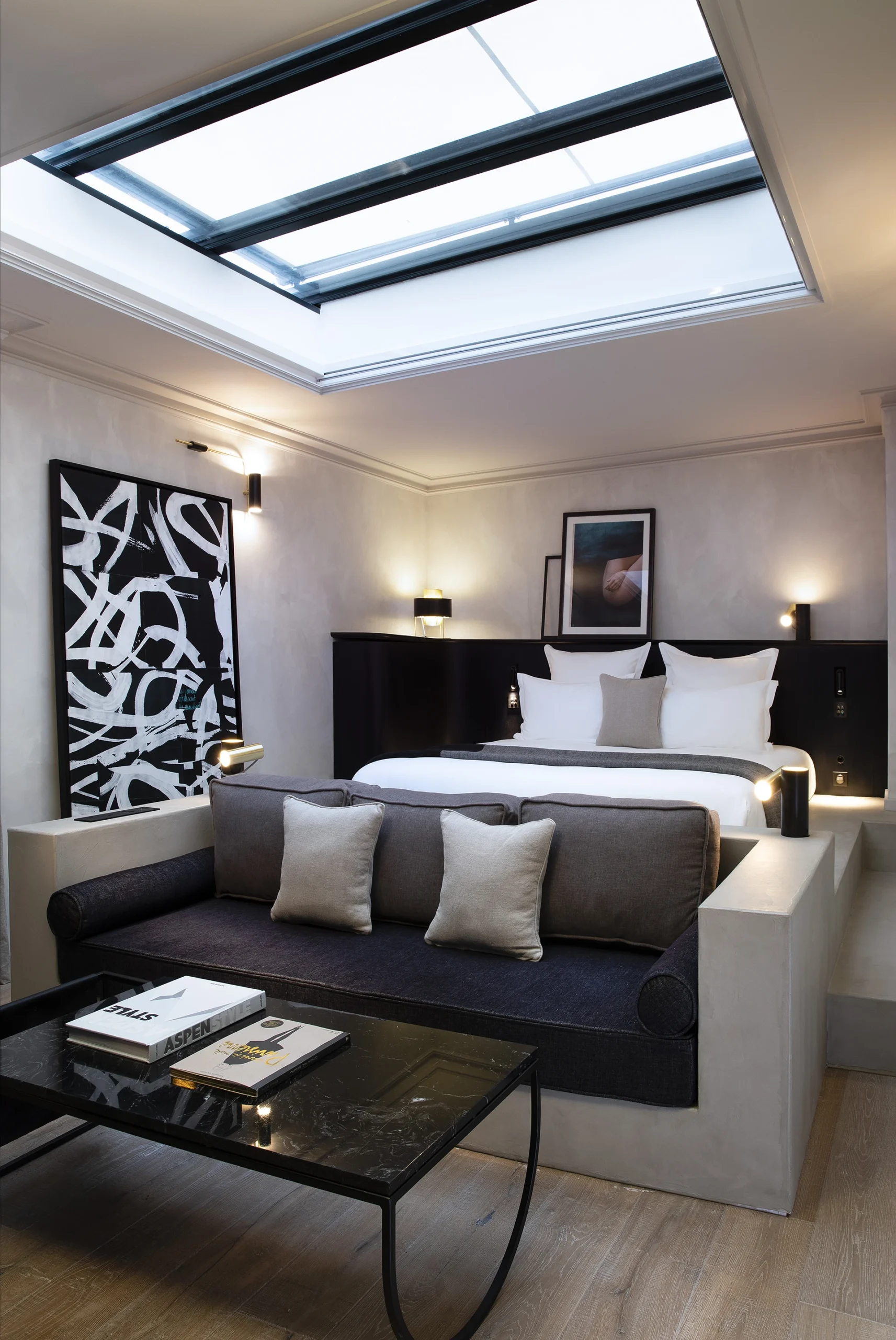 Restructuration et réhabilitation lourde d’un ancien hôtel pour la création d’une « boutique hôtel » de 25 chambres et suites à proximité de l’Arc de Triomphe à Paris.
La redistribution complète des niveaux, la création d’un patio couvert au droit des services généraux et d’un espace fitness en sous-sol ont permis de créer un hôtel à l’ambiance parisienne et cosy.
Un soin particulier donné aux dernières innovations techniques liées au confort des résidents et à la domotique participe au luxe intemporel et sans ostentation de l’établissement.