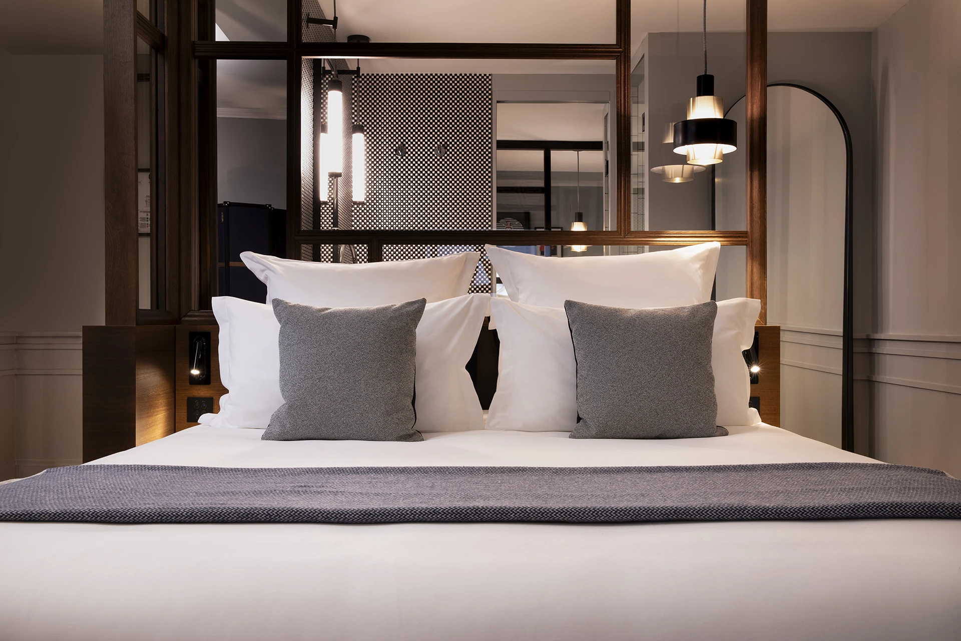 Restructuration et réhabilitation lourde d’un ancien hôtel pour la création d’une « boutique hôtel » de 25 chambres et suites à proximité de l’Arc de Triomphe à Paris.
La redistribution complète des niveaux, la création d’un patio couvert au droit des services généraux et d’un espace fitness en sous-sol ont permis de créer un hôtel à l’ambiance parisienne et cosy.
Un soin particulier donné aux dernières innovations techniques liées au confort des résidents et à la domotique participe au luxe intemporel et sans ostentation de l’établissement.