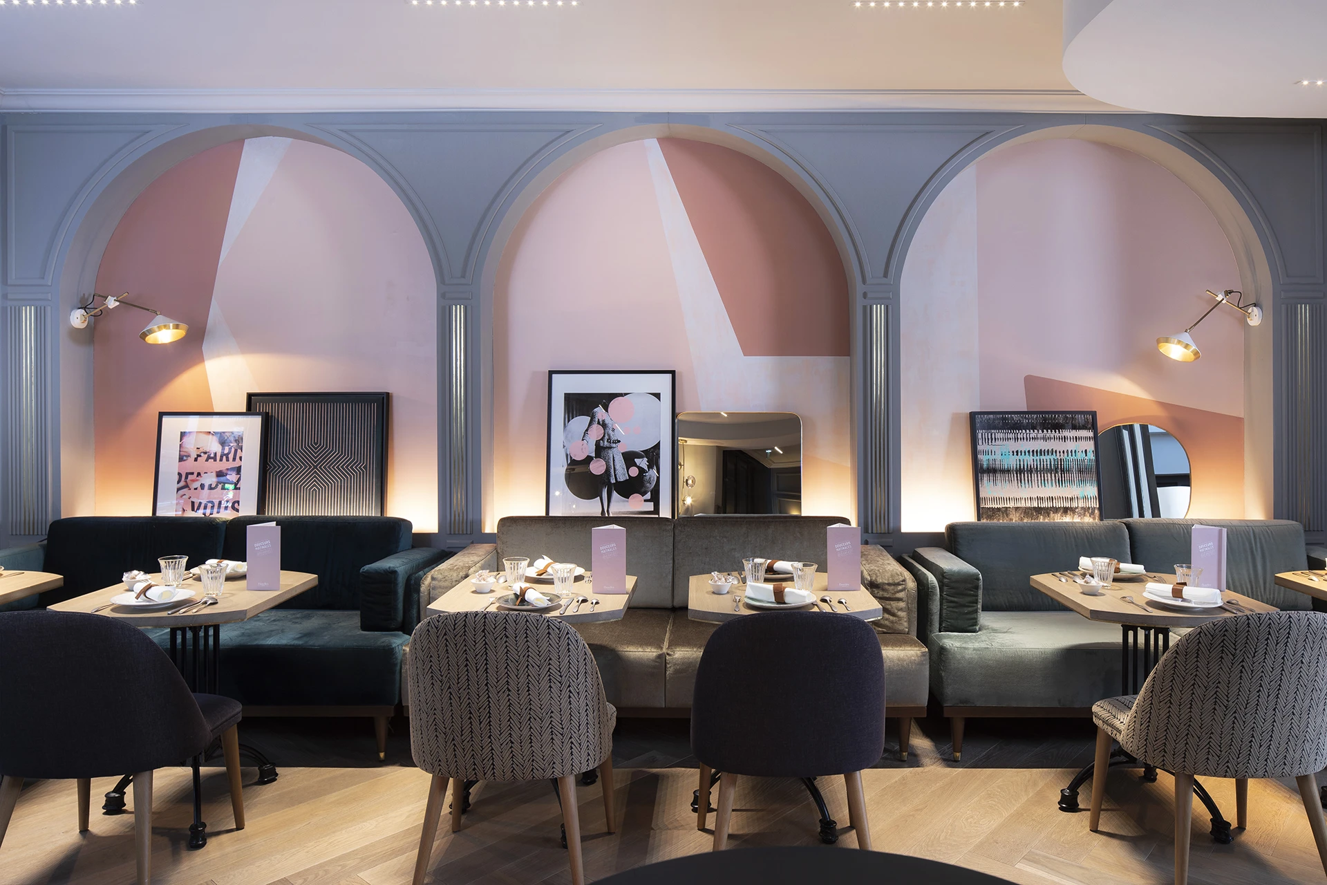 Restructuration et réhabilitation lourde d’un ancien hôtel pour la création d’une « boutique hôtel » de 25 chambres et suites à proximité de l’Arc de Triomphe à Paris.
La redistribution complète des niveaux, la création d’un patio couvert au droit des services généraux et d’un espace fitness en sous-sol ont permis de créer un hôtel à l’ambiance parisienne et cosy.
Un soin particulier donné aux dernières innovations techniques liées au confort des résidents et à la domotique participe au luxe intemporel et sans ostentation de l’établissement.