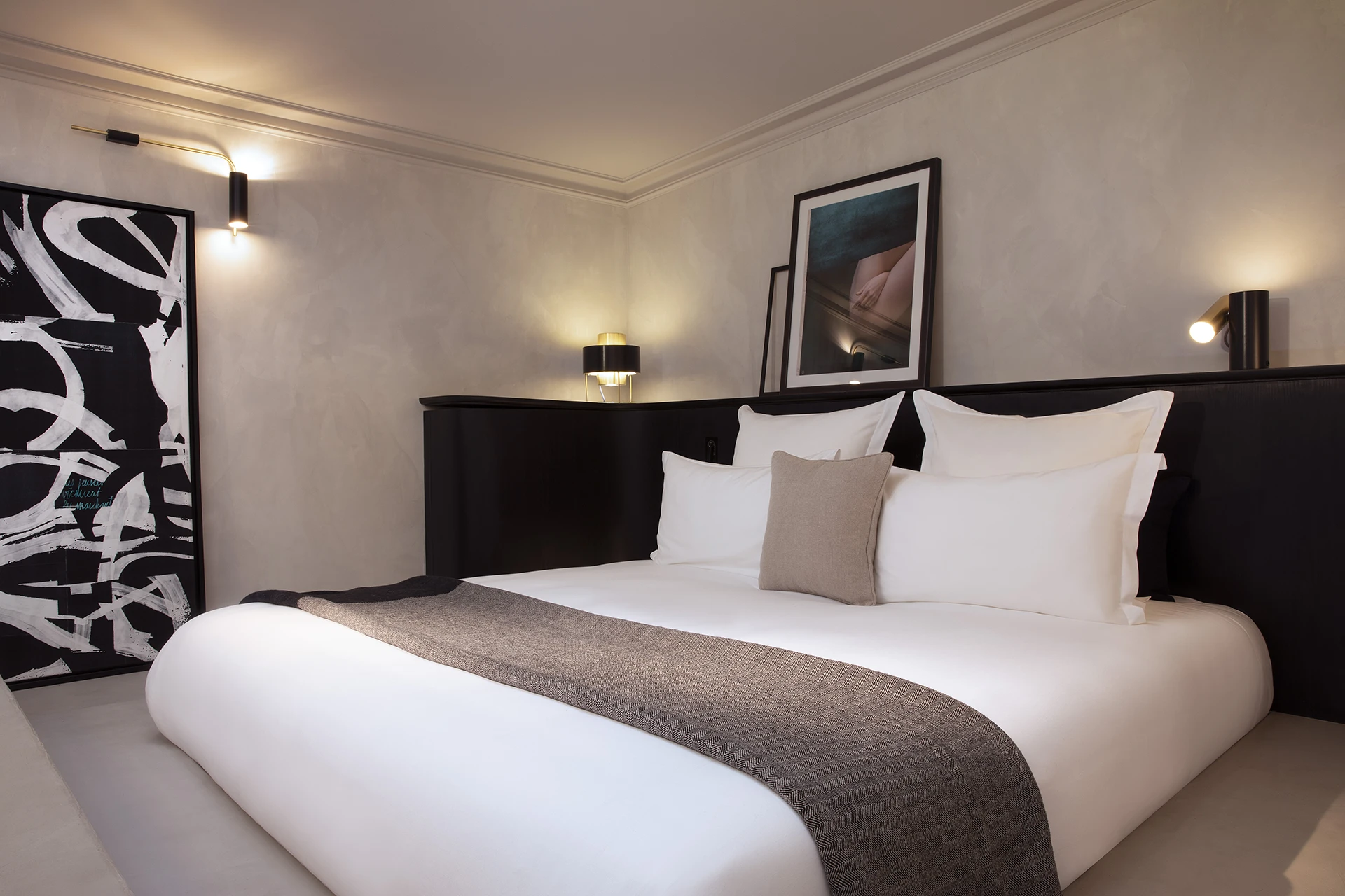 Restructuration et réhabilitation lourde d’un ancien hôtel pour la création d’une « boutique hôtel » de 25 chambres et suites à proximité de l’Arc de Triomphe à Paris.
La redistribution complète des niveaux, la création d’un patio couvert au droit des services généraux et d’un espace fitness en sous-sol ont permis de créer un hôtel à l’ambiance parisienne et cosy.
Un soin particulier donné aux dernières innovations techniques liées au confort des résidents et à la domotique participe au luxe intemporel et sans ostentation de l’établissement.